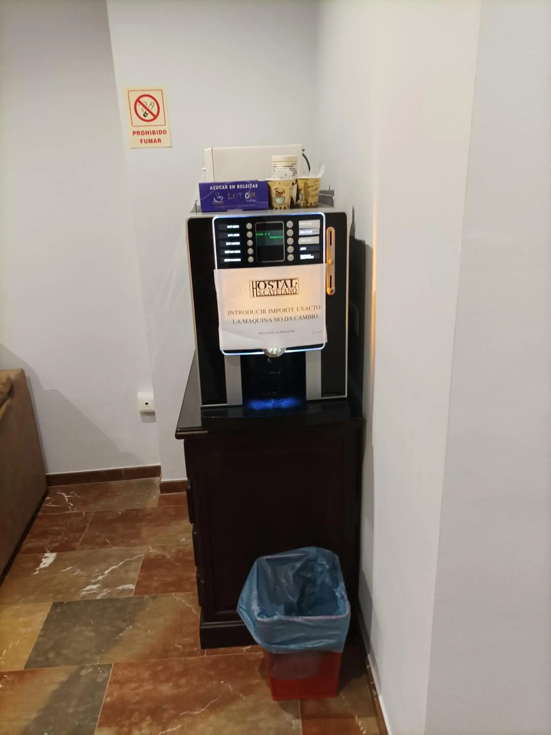 vending machine, TV/Entertainment Center in Hostal San Cayetano