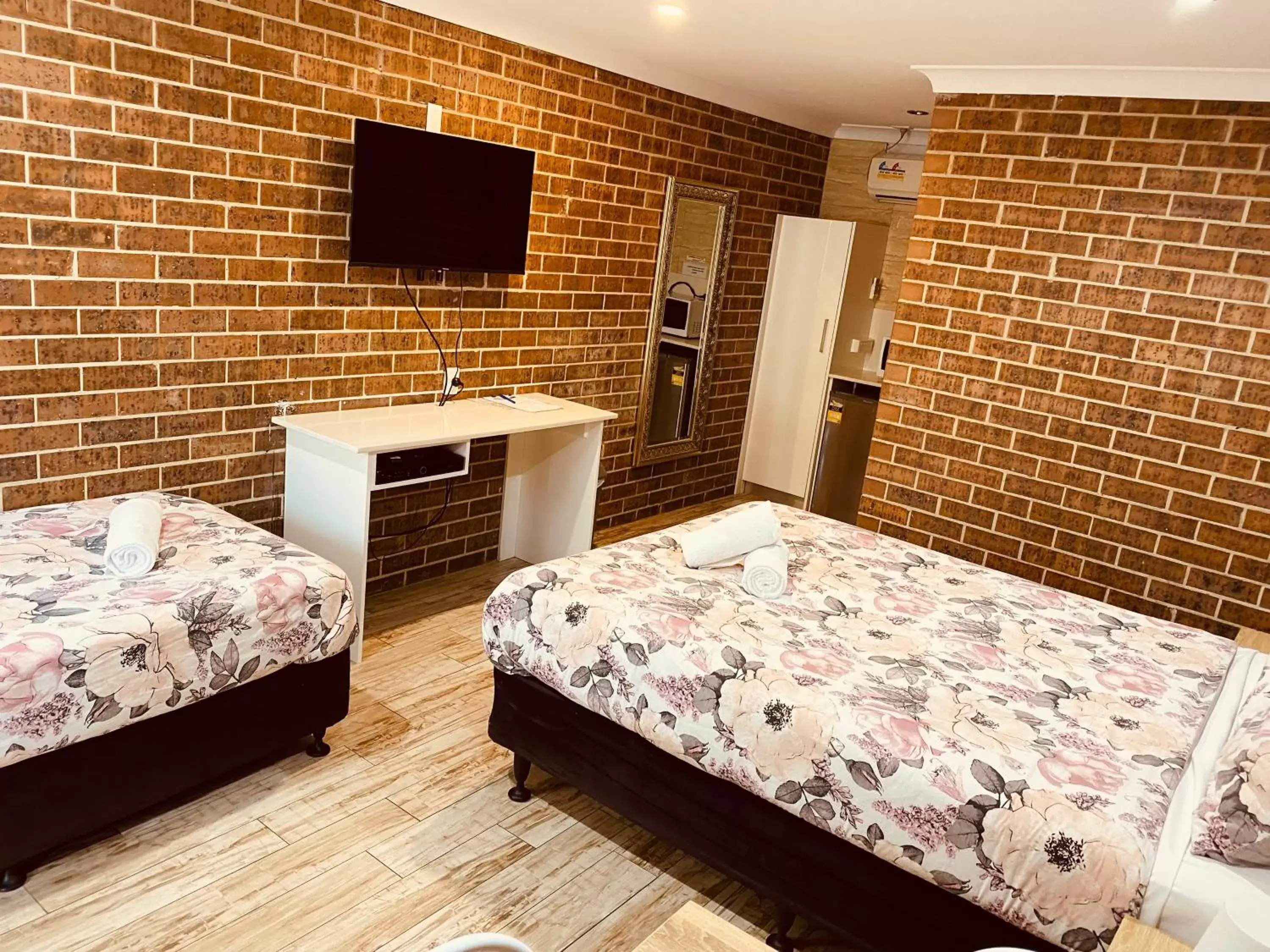 Bedroom, Bed in Buccaneer Motel Bedroom, Bed in Buccaneer Motel