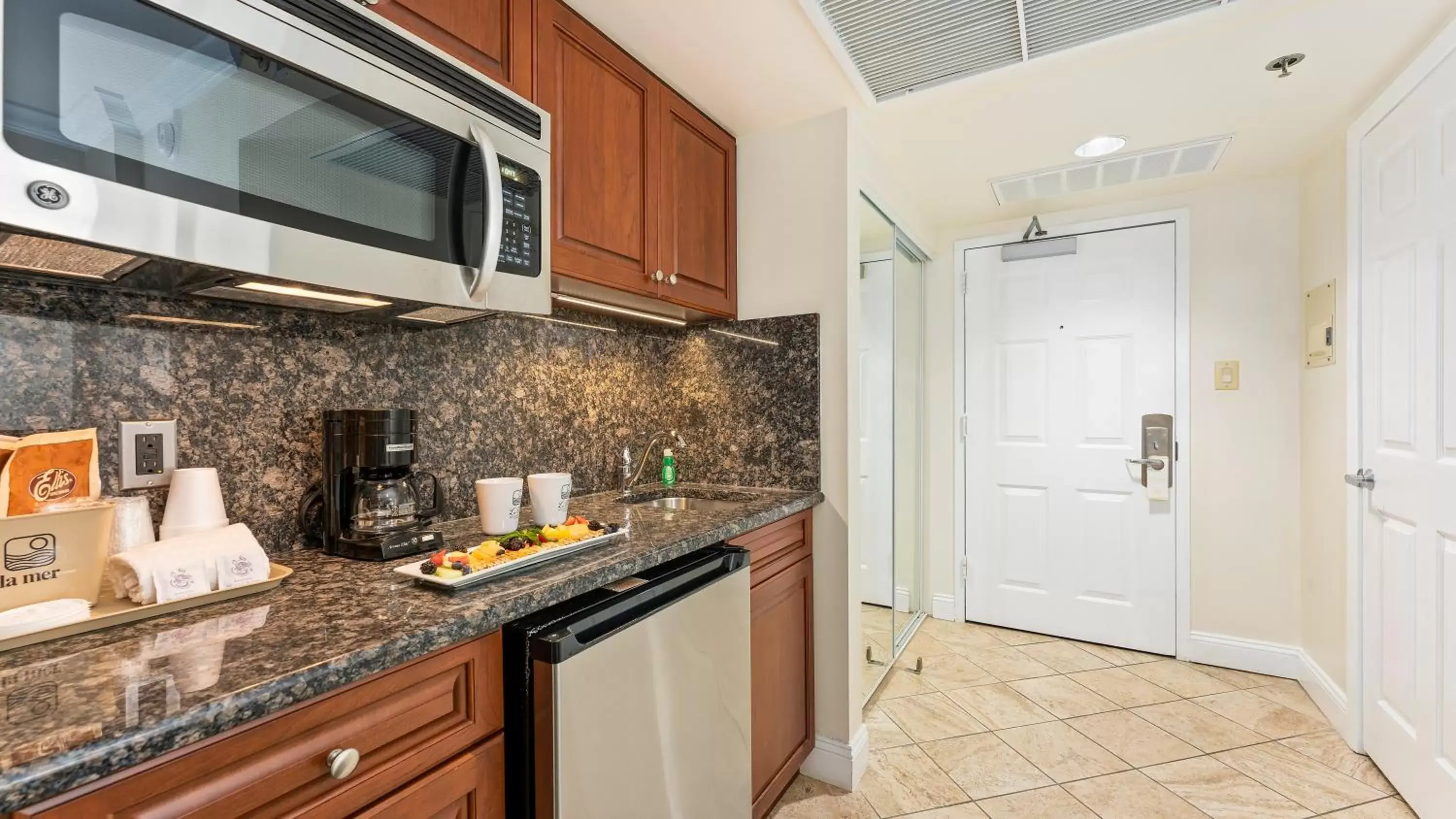 Kitchen/Kitchenette in La Mer Beachfront Resort