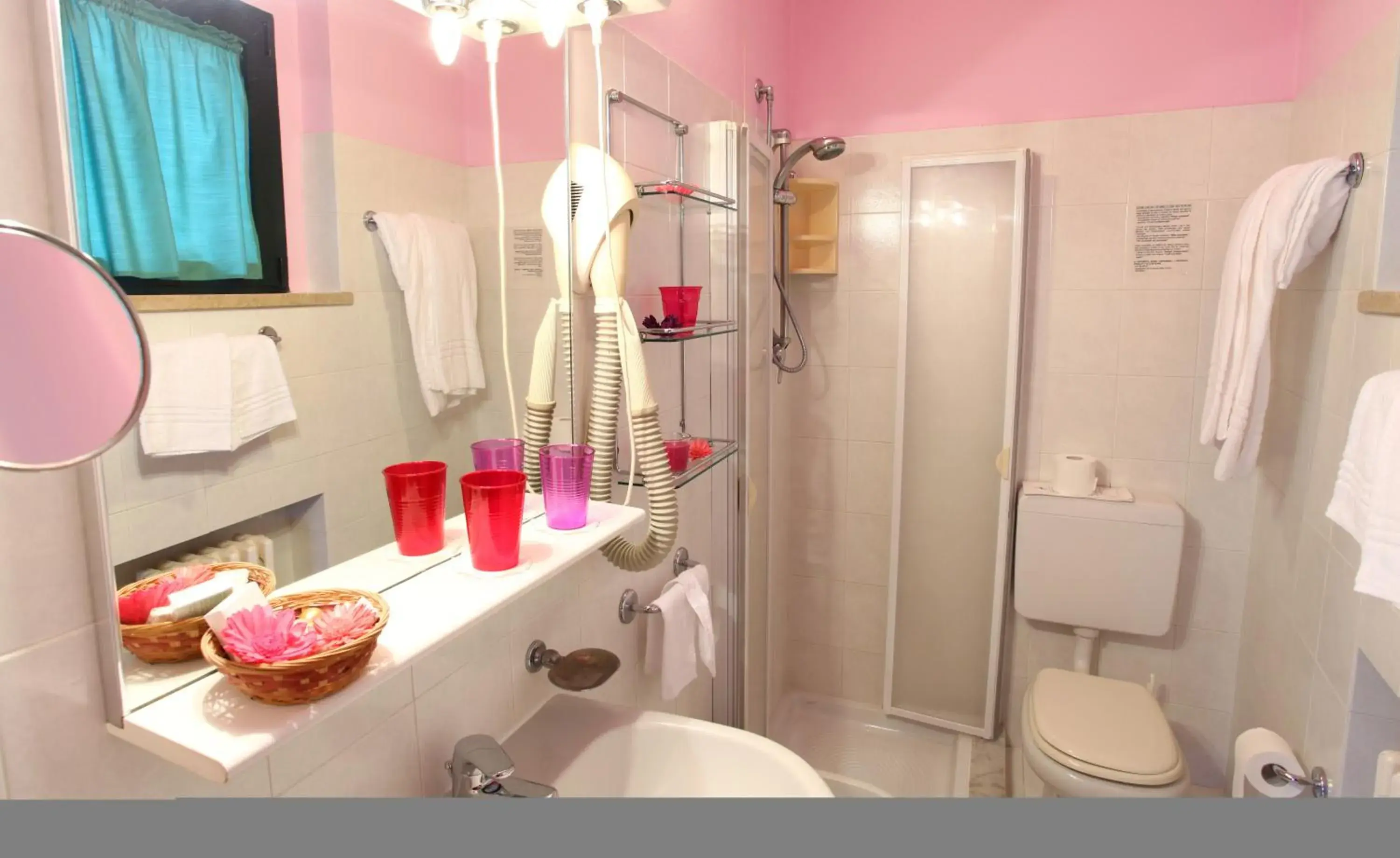 Shower, Bathroom in Hotel Elite