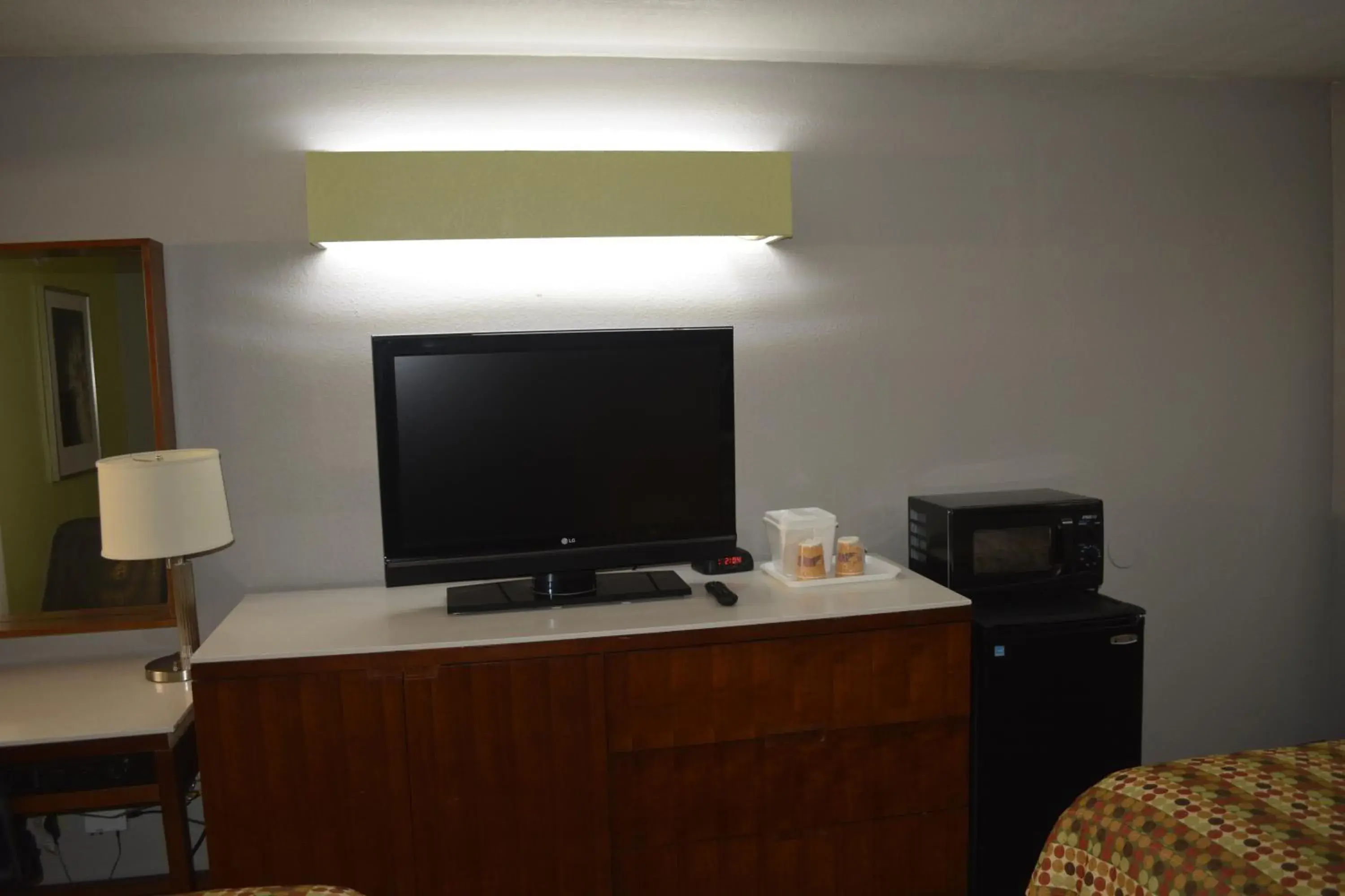 TV and multimedia, TV/Entertainment Center in Jameson Inn Winder