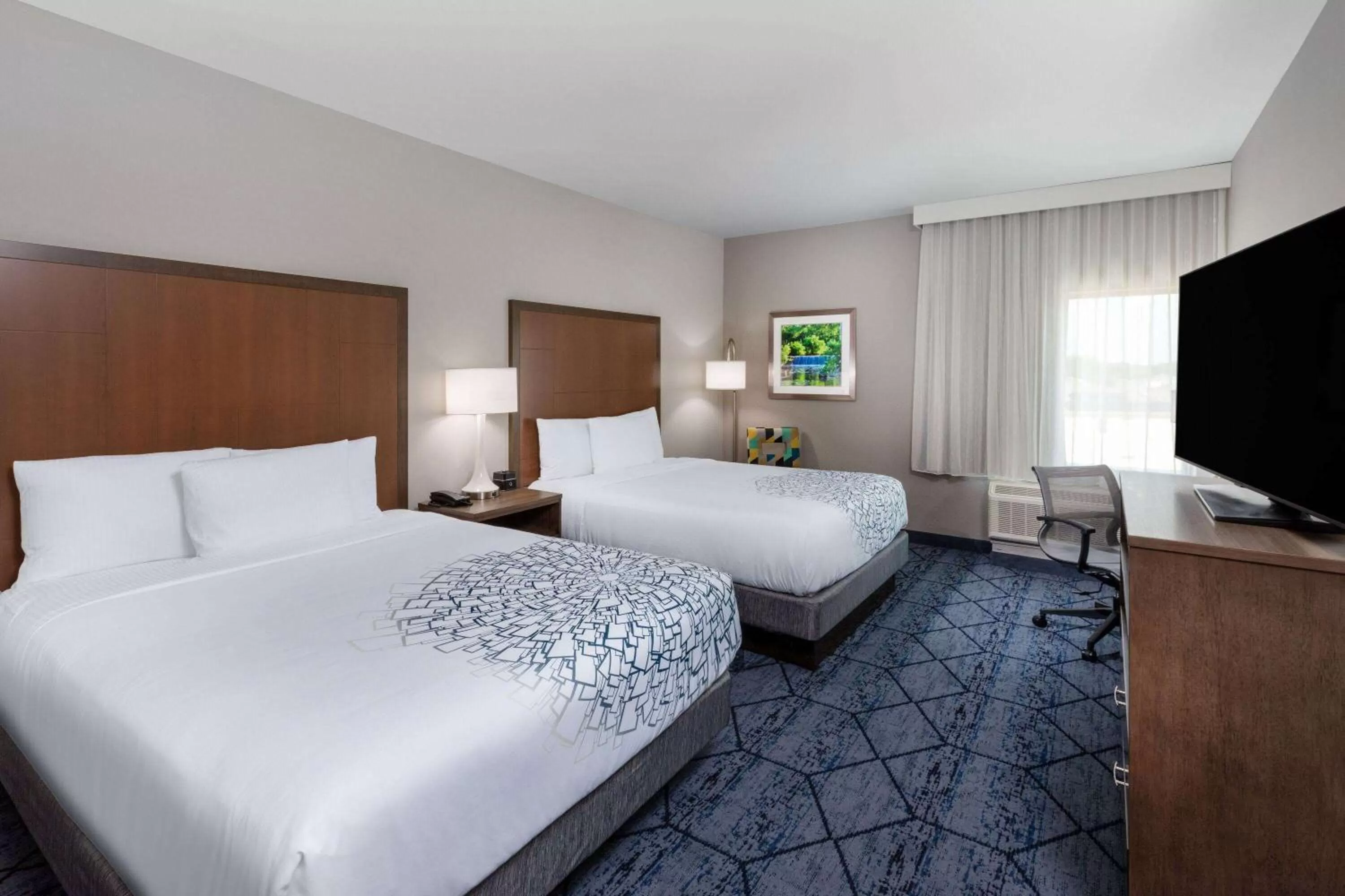 Photo of the whole room, Bed in La Quinta Inn & Suites by Wyndham Round Rock near Kalahari