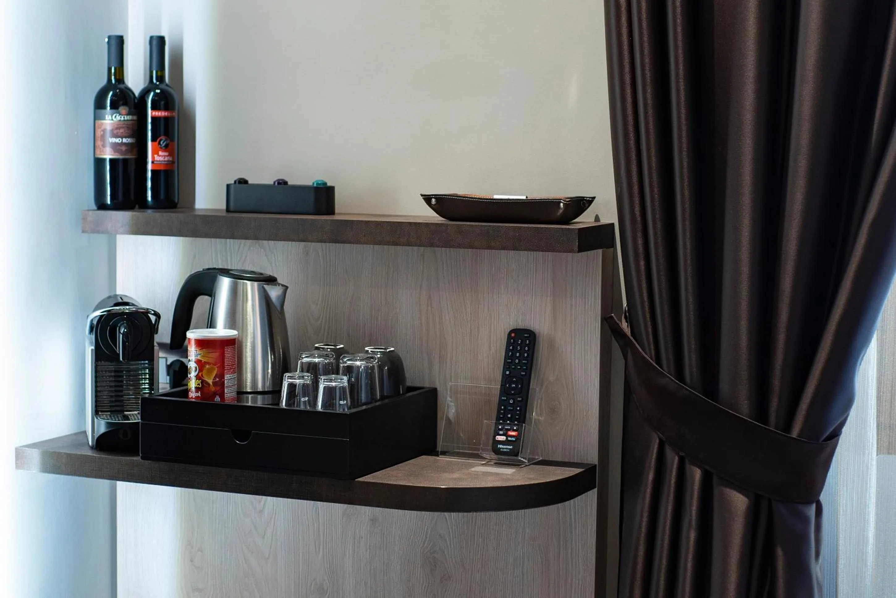 Coffee/tea facilities in Artemide Guest House