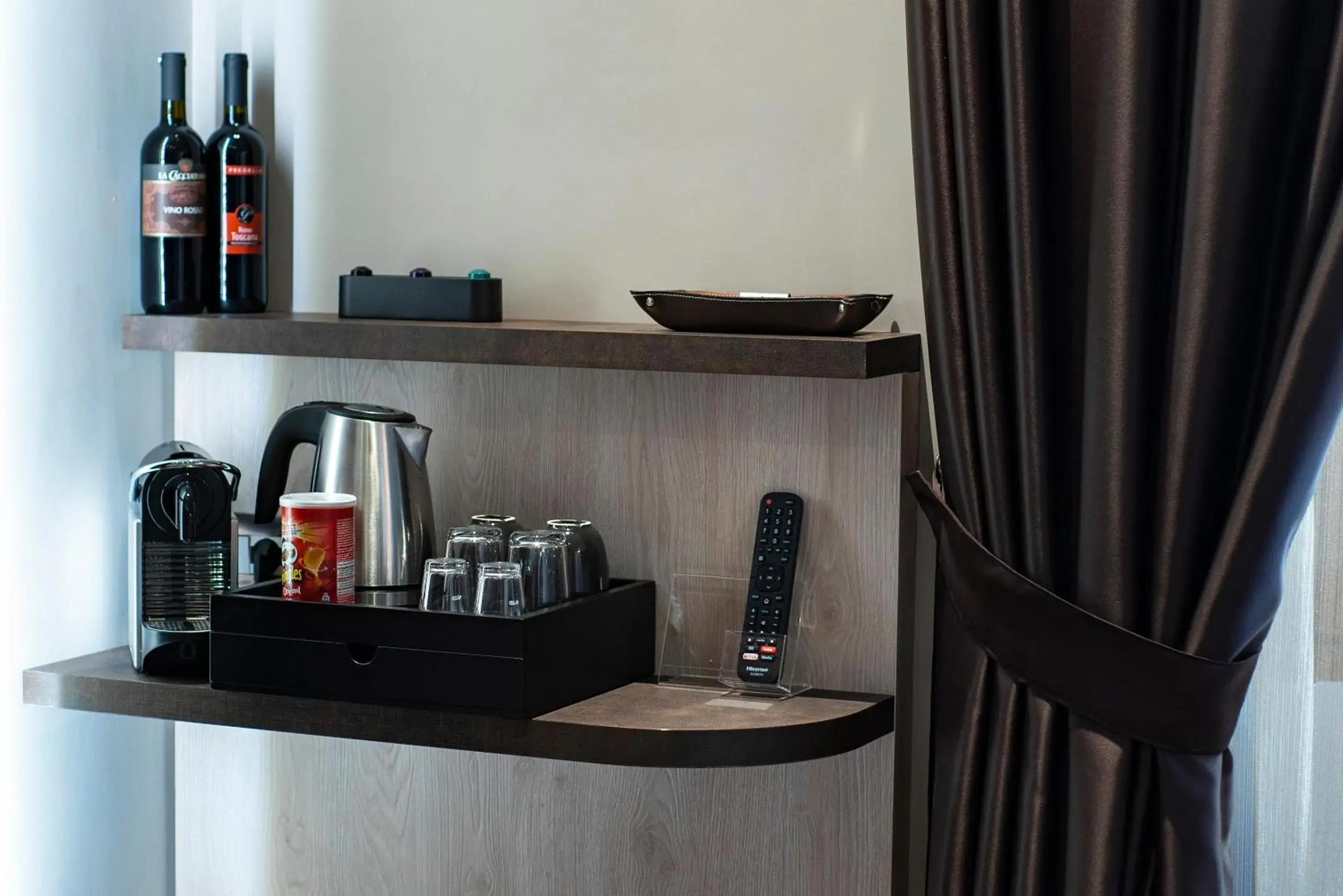 Coffee/tea facilities, Kitchen/Kitchenette in Artemide Guest House