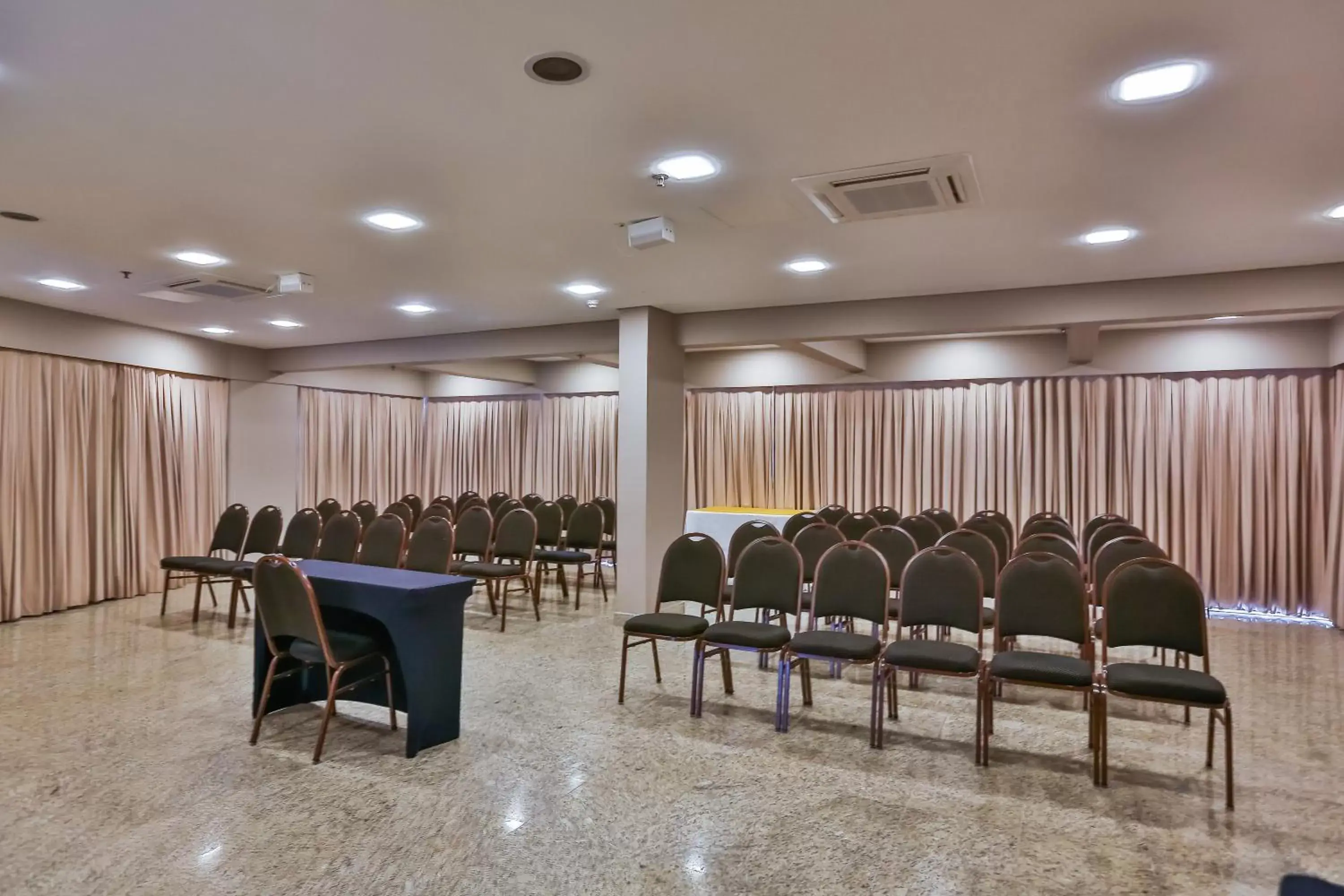 Meeting/conference room in Comfort Suites Brasília