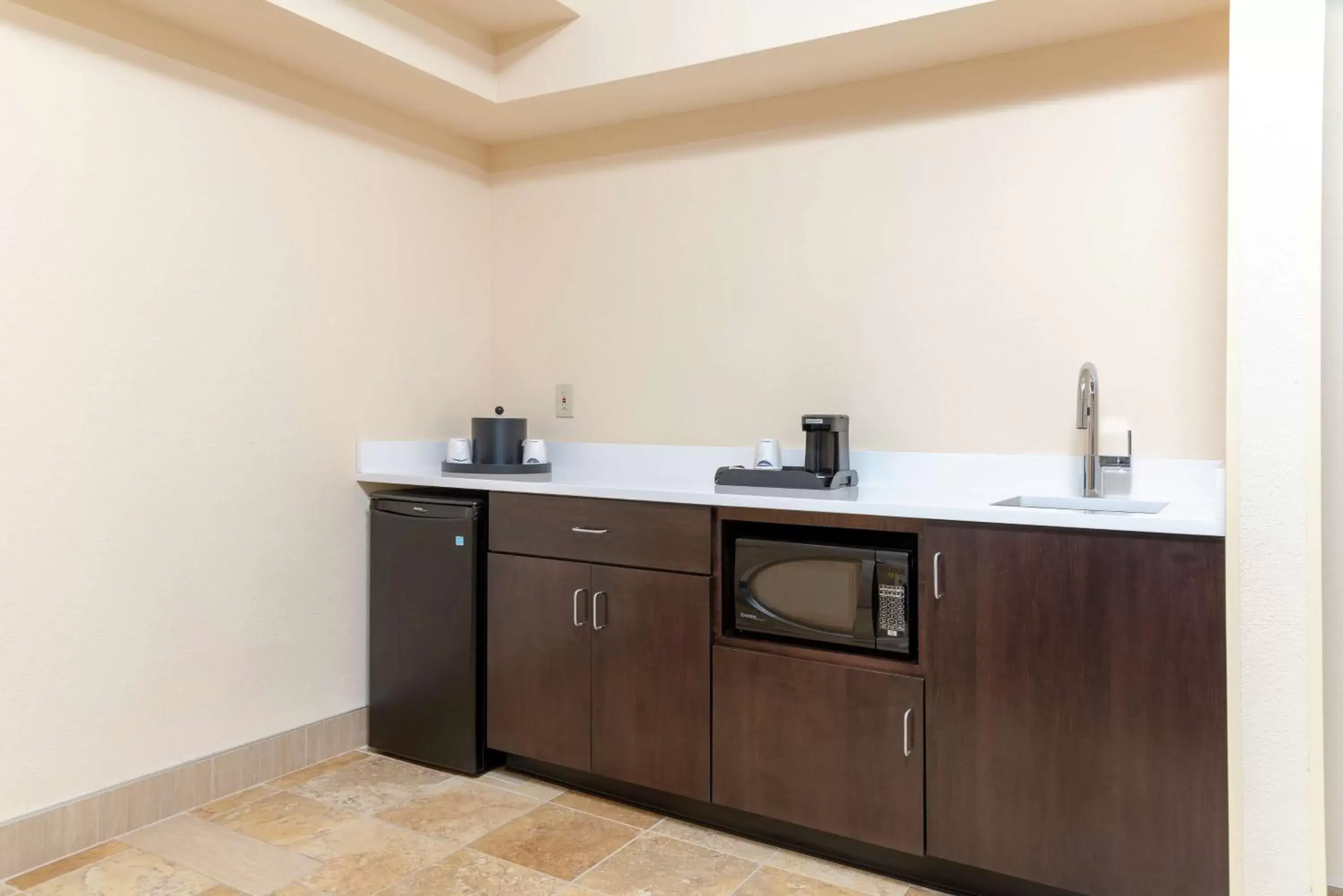 Kitchen or kitchenette, Bathroom in Hampton Inn & Suites Cleveland-Airport/Middleburg Heights