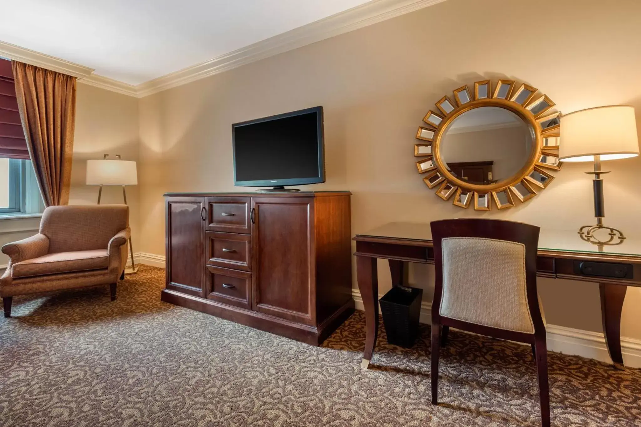 Photo of the whole room, TV/Entertainment Center in Omni William Penn Hotel