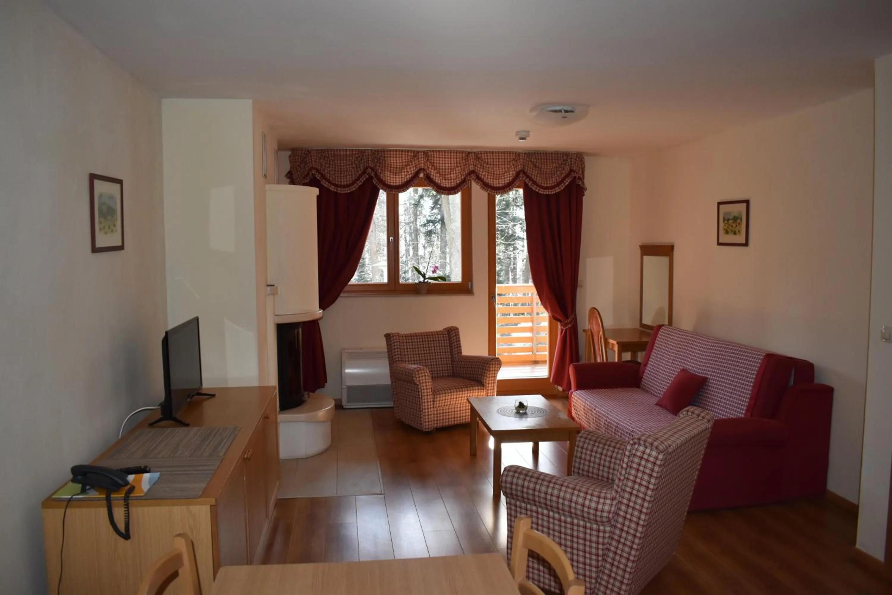 Communal lounge/ TV room in Aparthotel Snjezna Kraljica