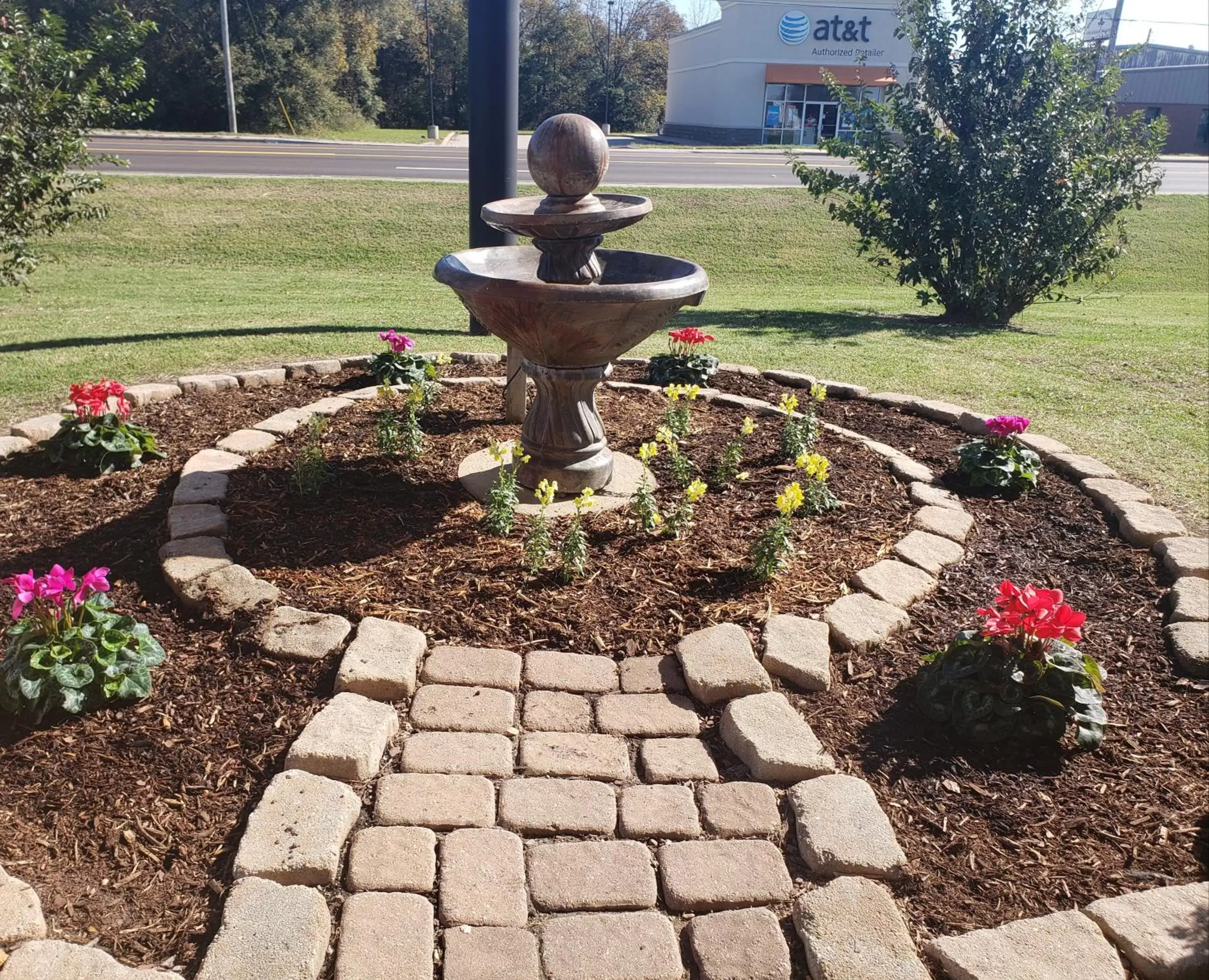 Street view, Garden in Days Inn by Wyndham Lake Village