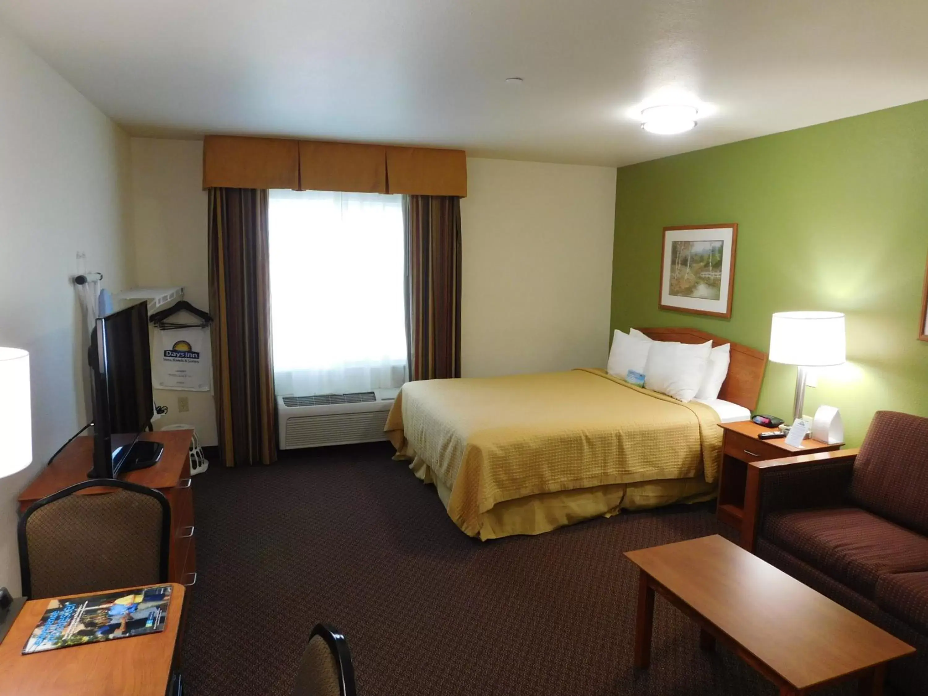 Bedroom in Days Inn & Suites by Wyndham Rochester South