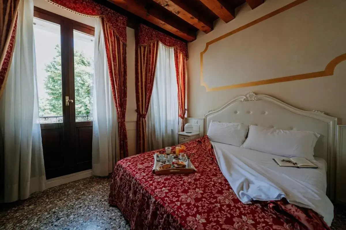 View (from property/room), Bed in Hotel Villa Patriarca