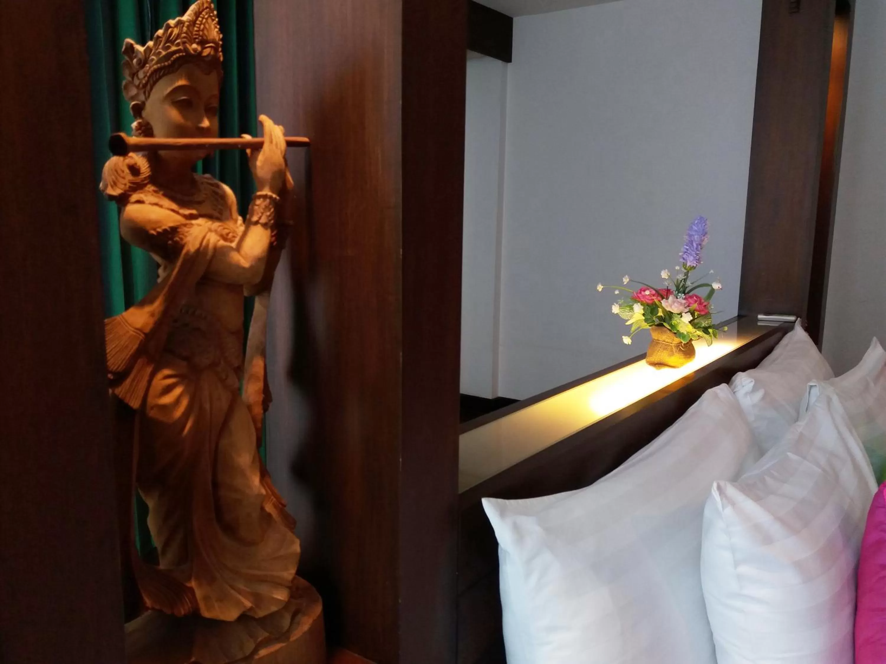 Bedroom, Bed in Nicha Suite Hua Hin Hotel