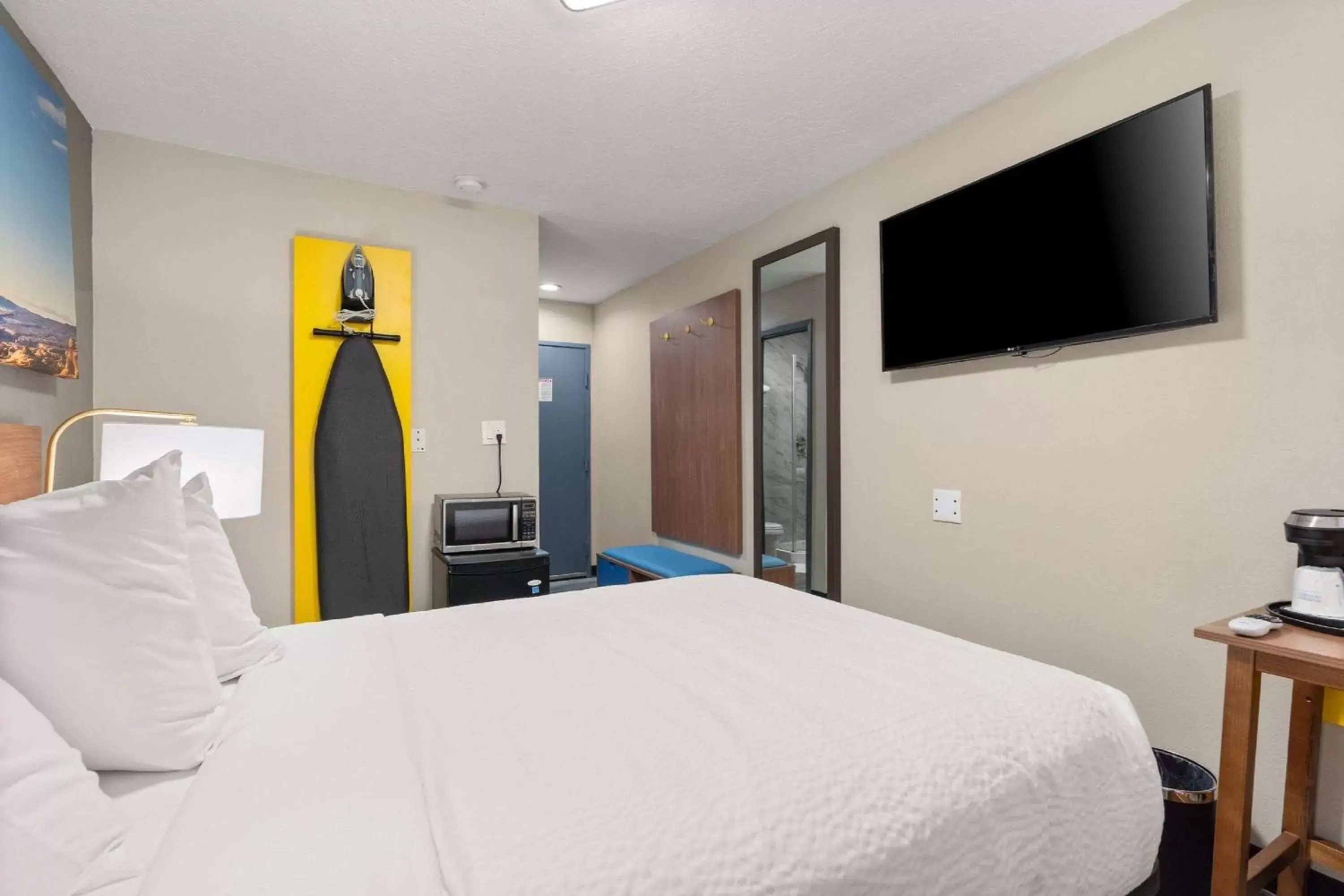 Photo of the whole room, Bed in Days Inn by Wyndham Albuquerque I-25