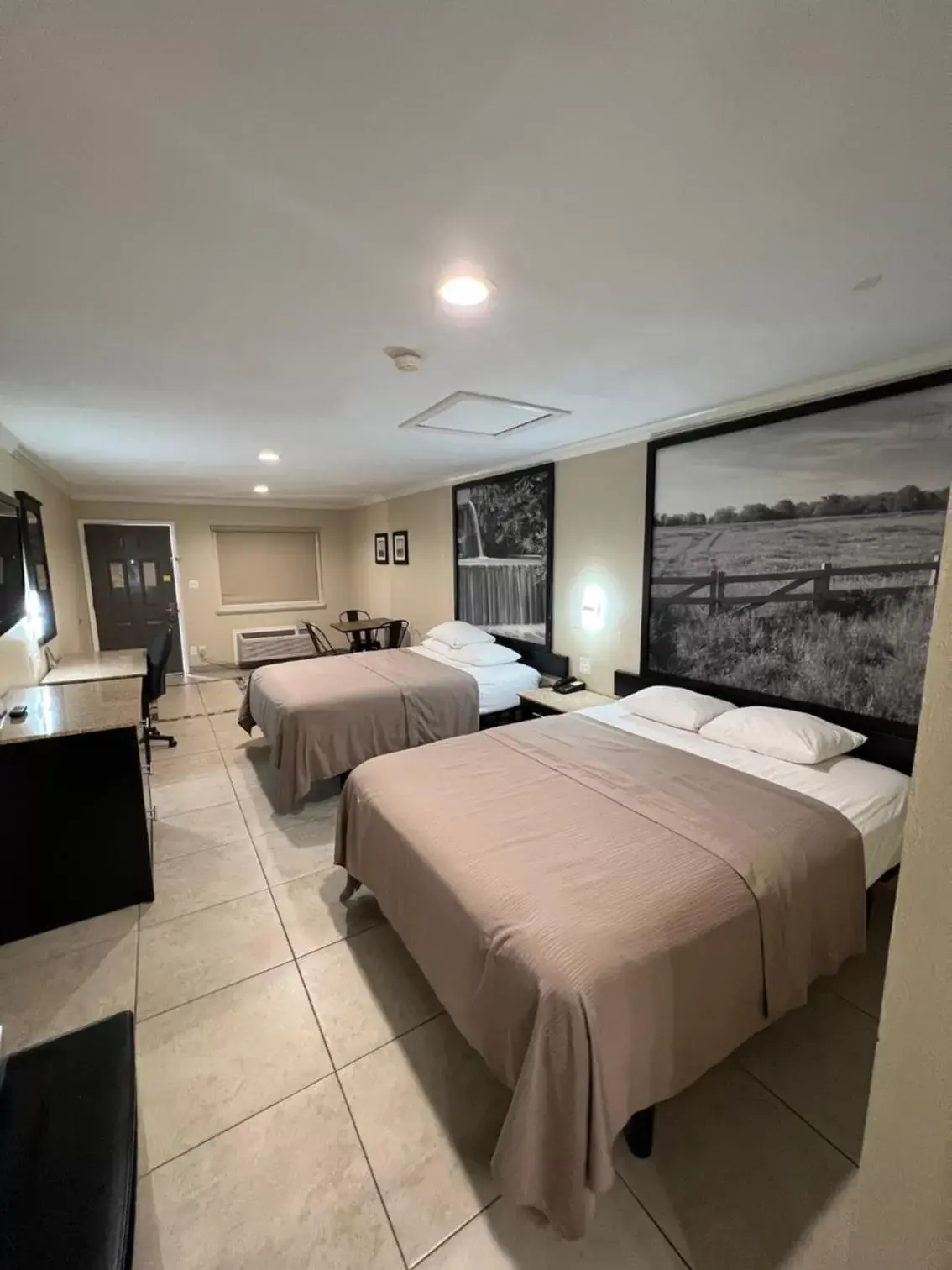 Photo of the whole room, Bed in Super 8 by Wyndham McAllen-Downtown-Airport-LA Plaza Mall