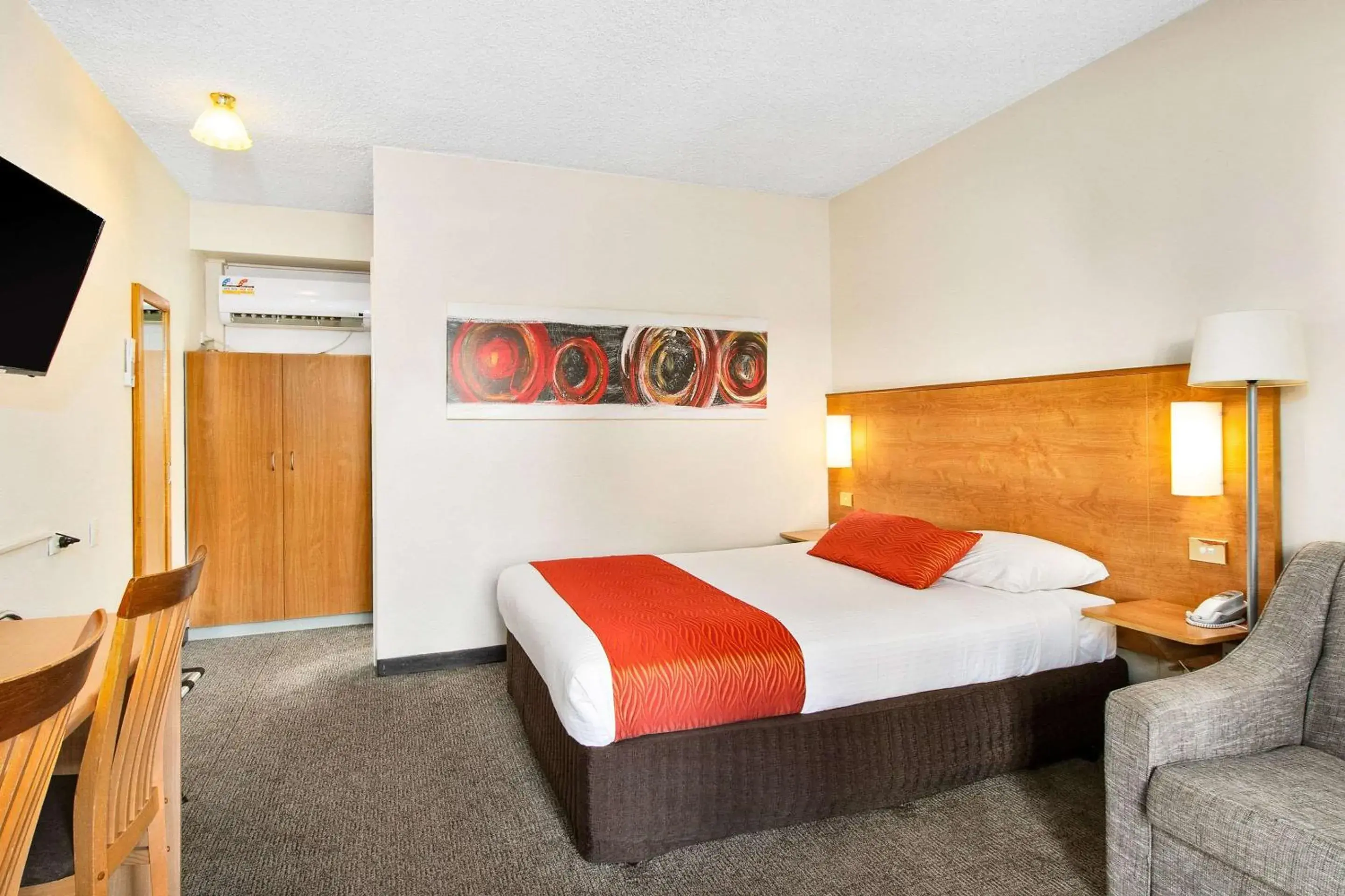 Photo of the whole room, Bed in Econo Lodge Griffith Motor Inn