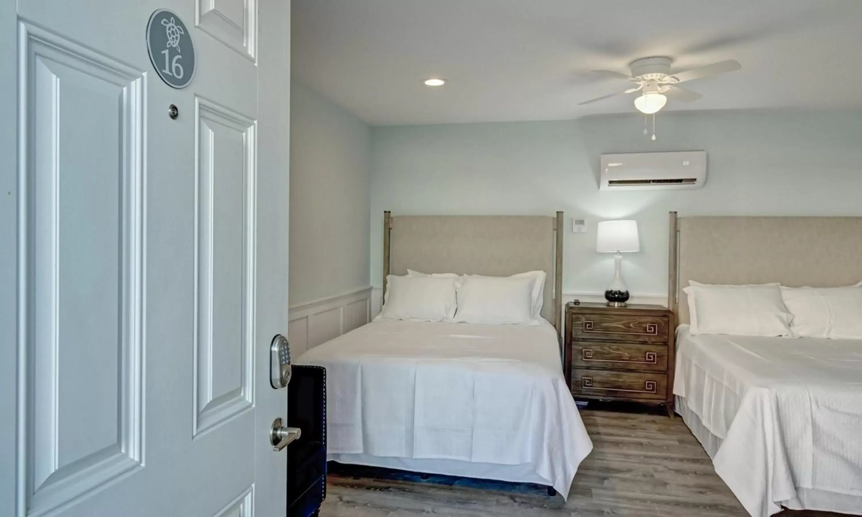 Bed in Loggerhead Inn and Suites by Carolina Retreats