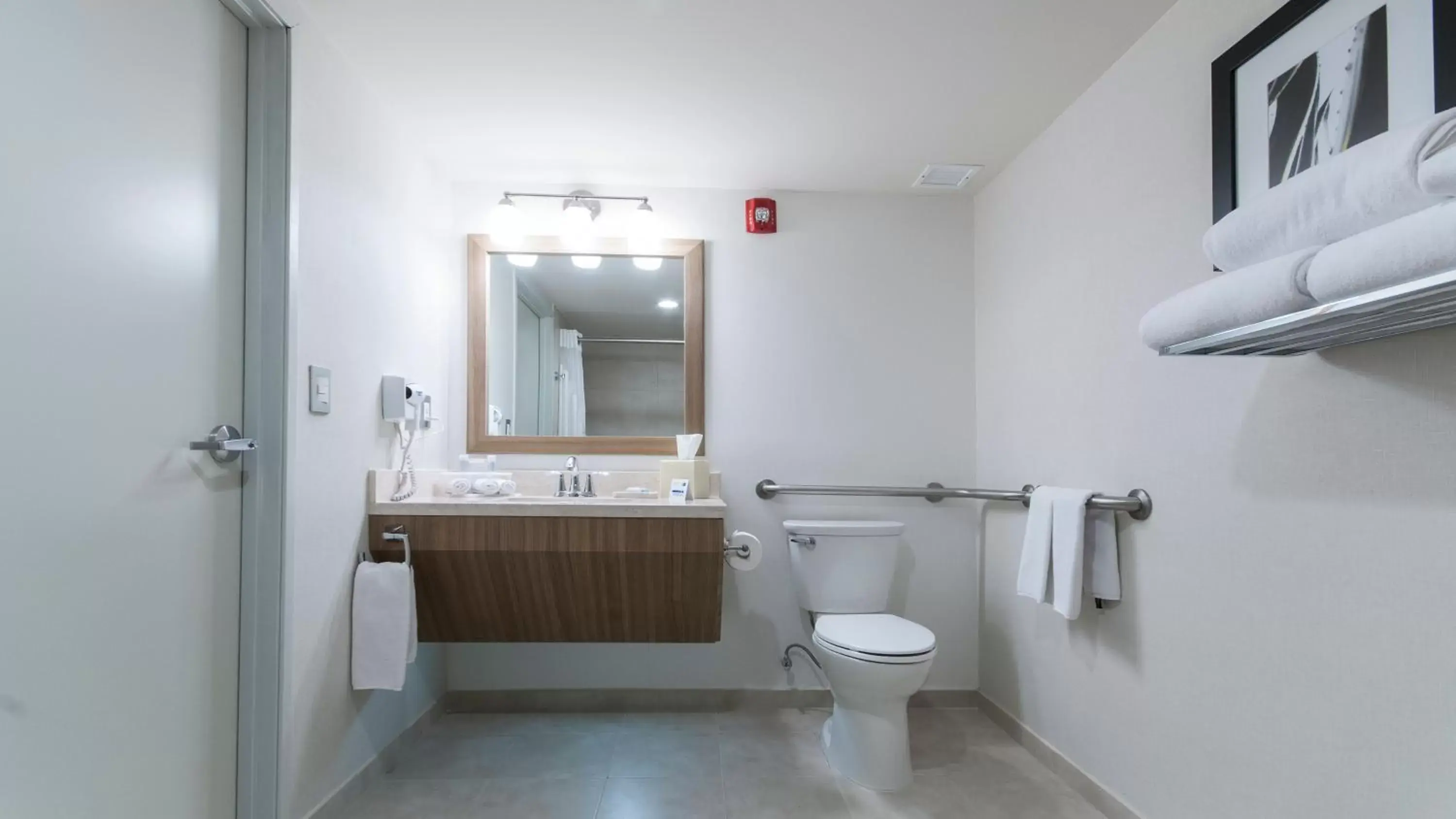 Bathroom in Holiday Inn Express & Suites Chihuahua Juventud, an IHG Hotel