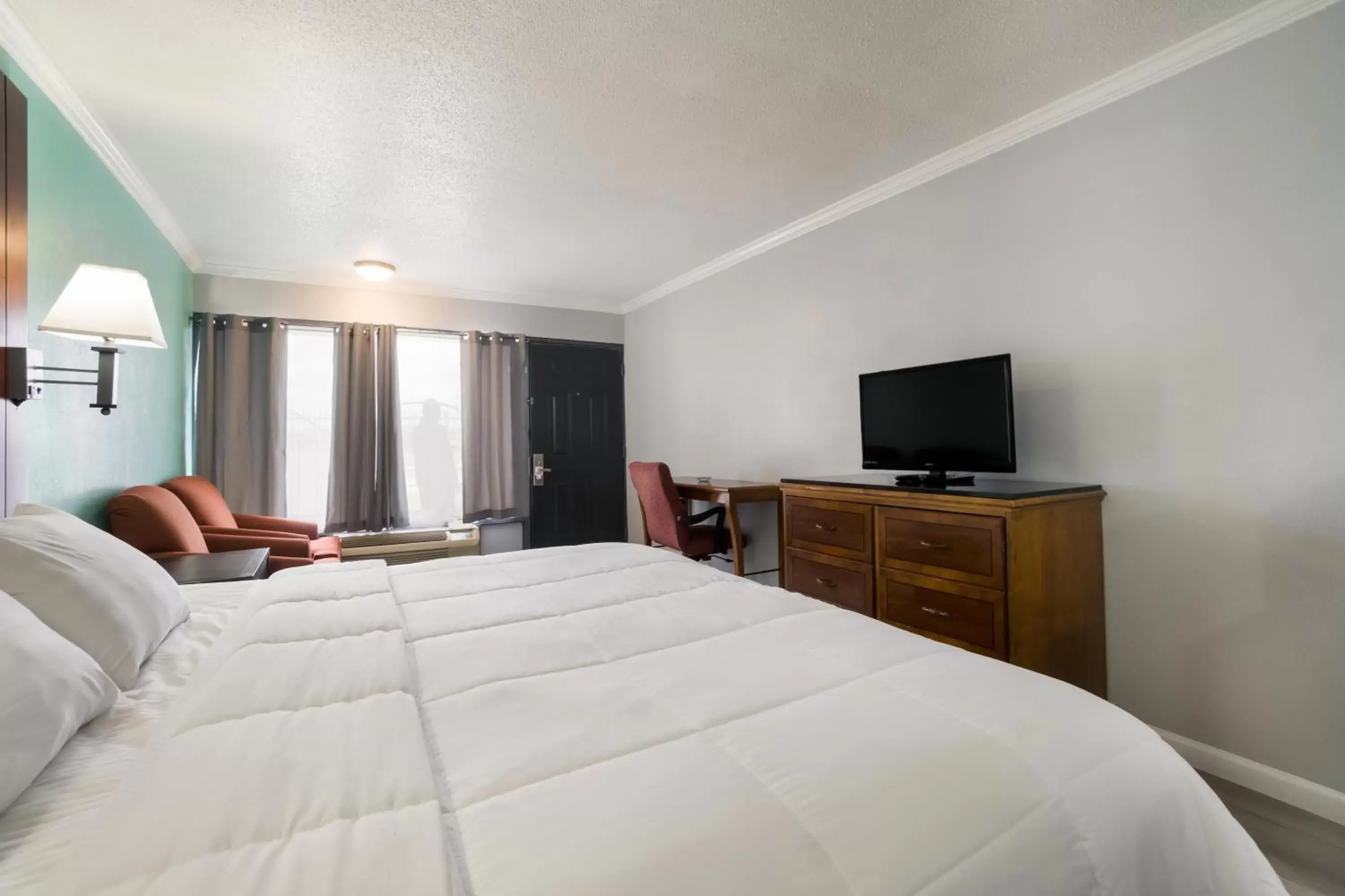 Bed, TV/Entertainment Center in Americas Best Value Inn and Suites Blytheville