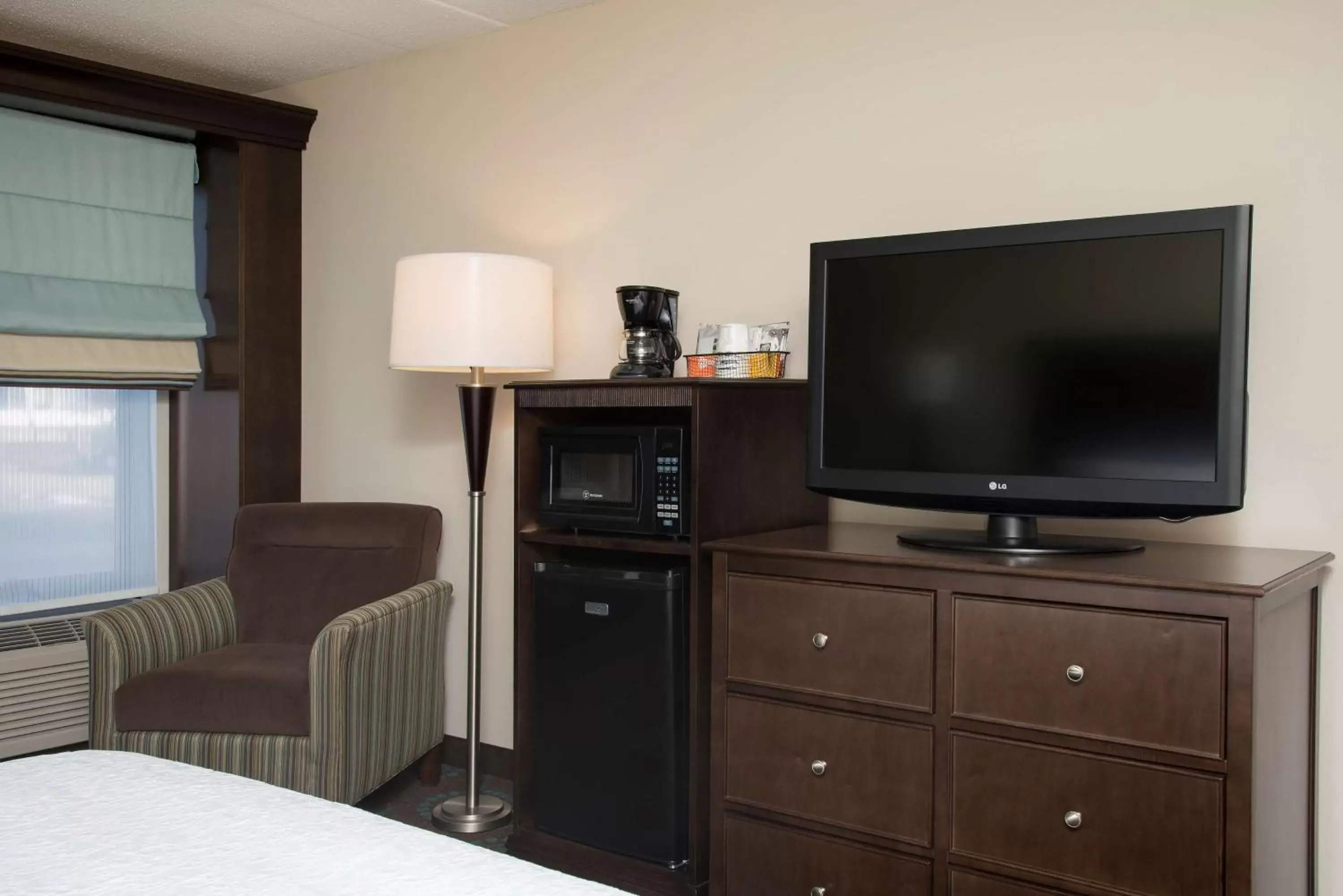 Bed, TV/Entertainment Center in Hampton Inn & Suites Kokomo