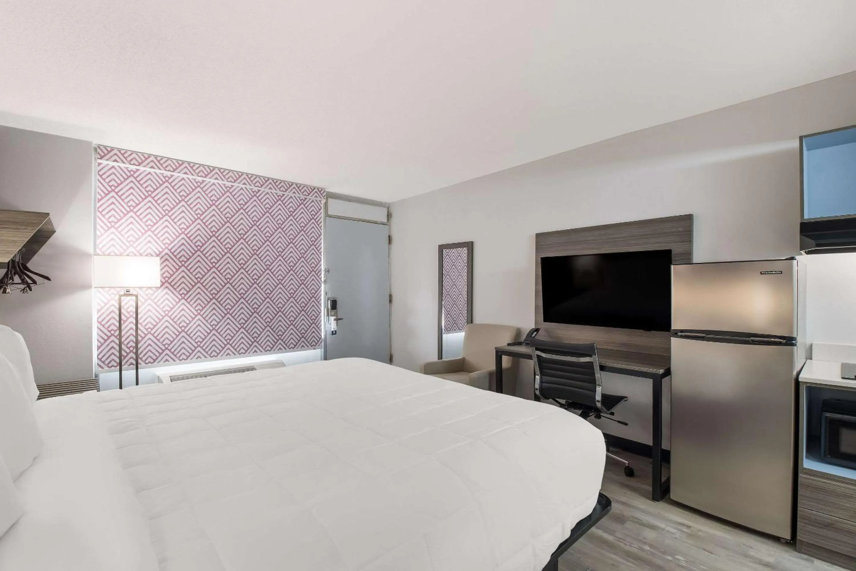 Bedroom, Bed in Suburban Studios Cleveland Central