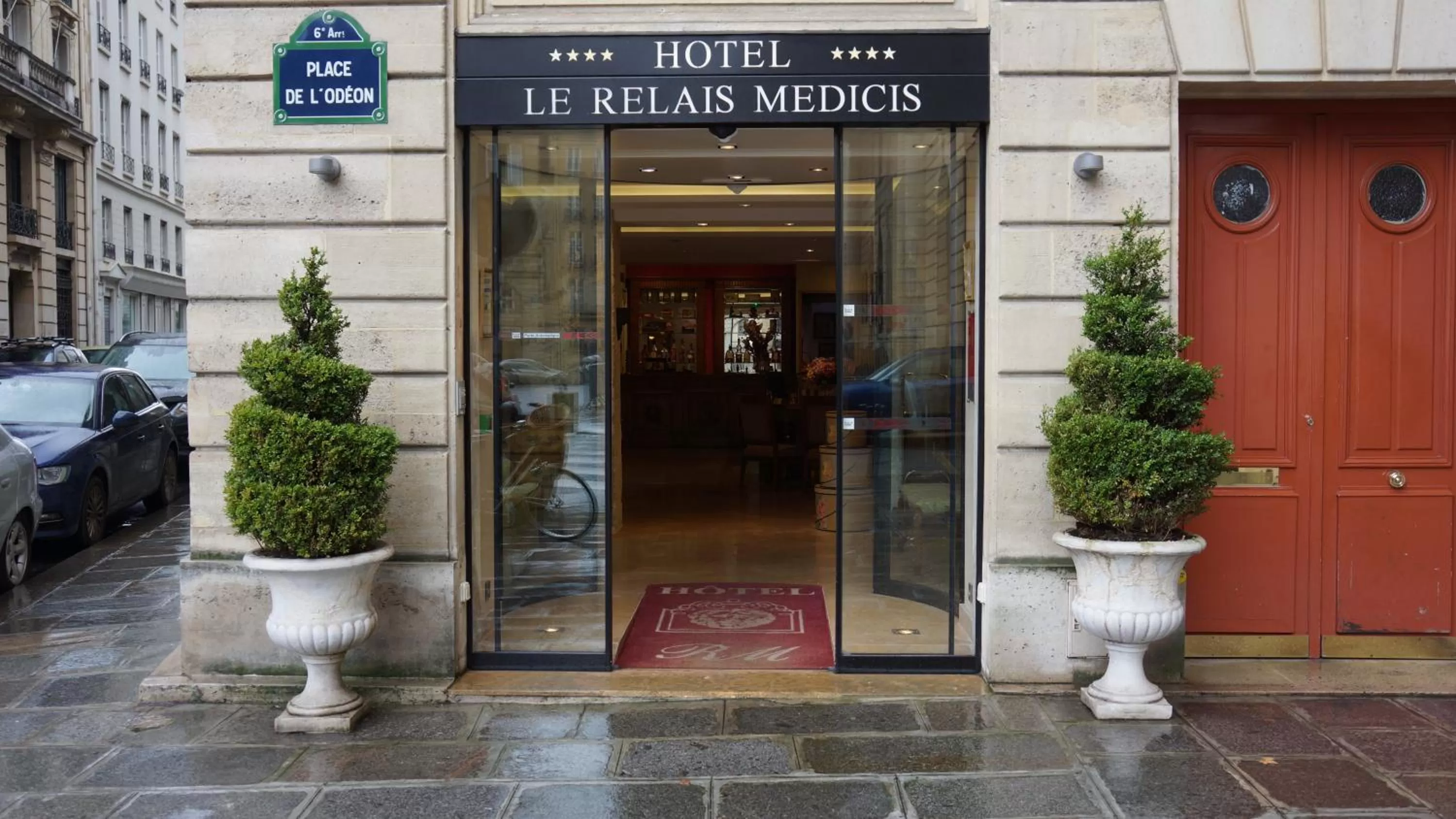 Facade/entrance in Le Relais Médicis