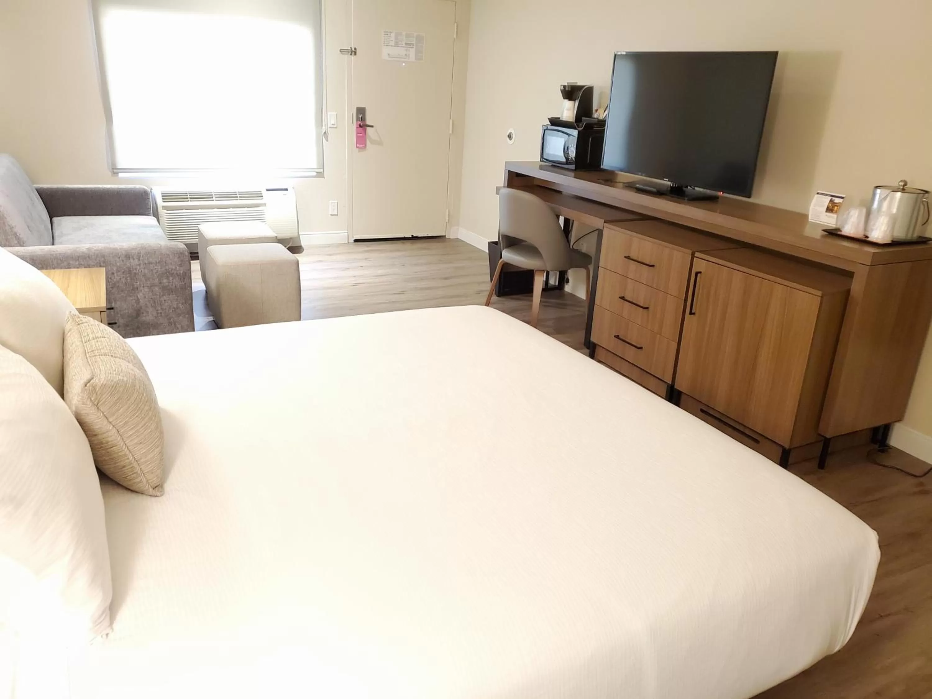 TV and multimedia in Wyndham Garden San Diego