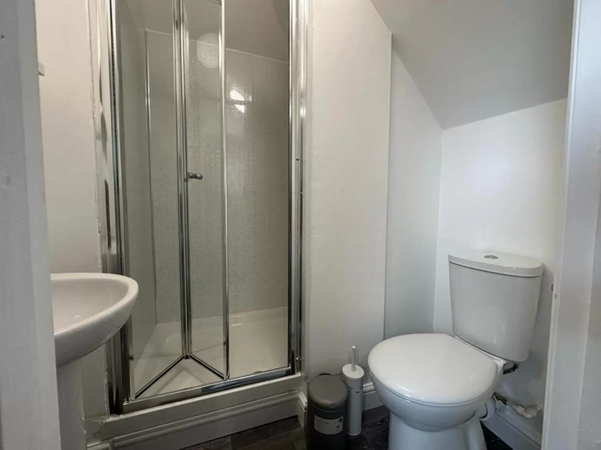 Bathroom in The Fishpond - Premier Nottingham Studios