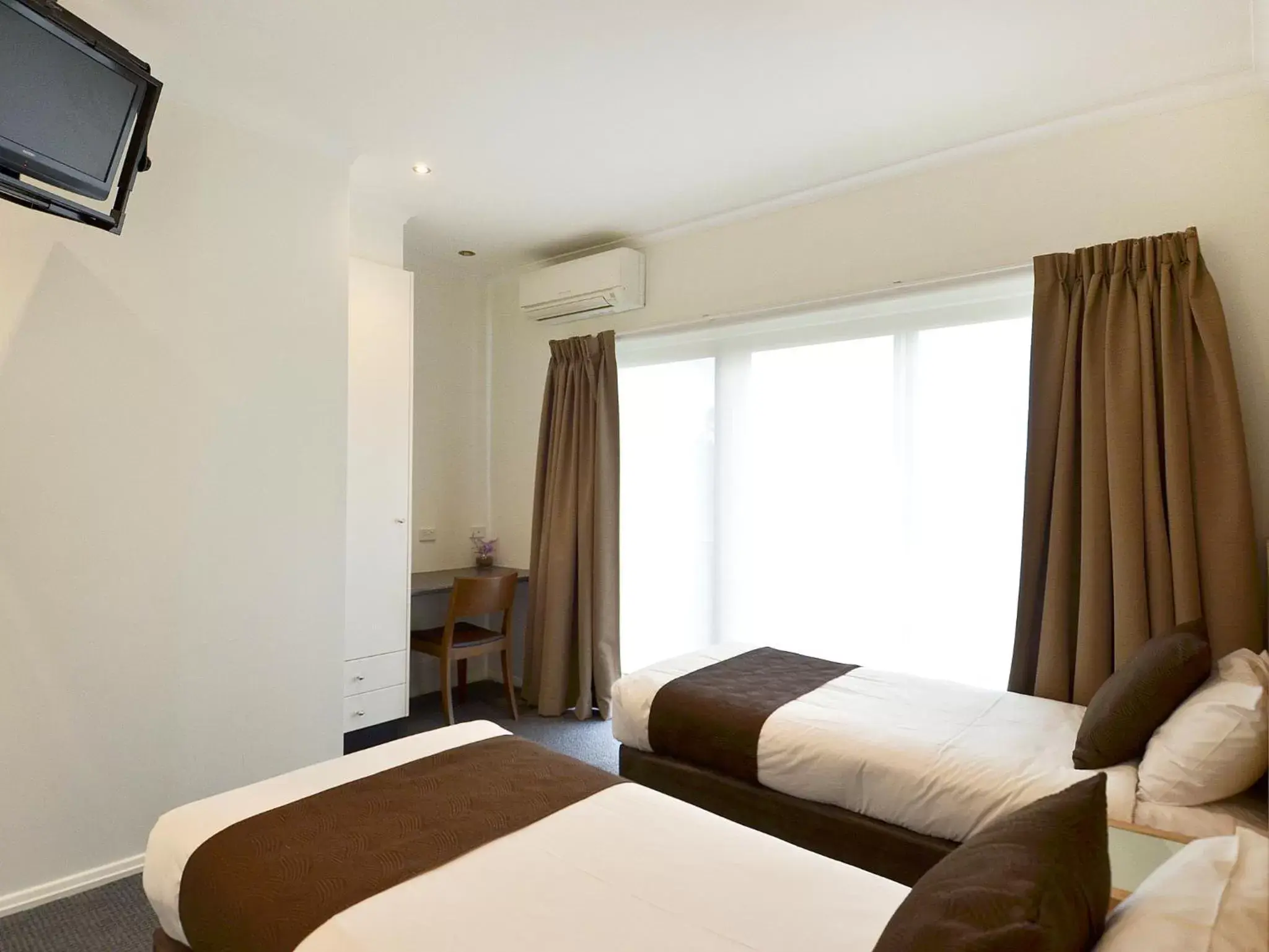 Bed in BEST WESTERN Geelong Motor Inn & Serviced Apartments