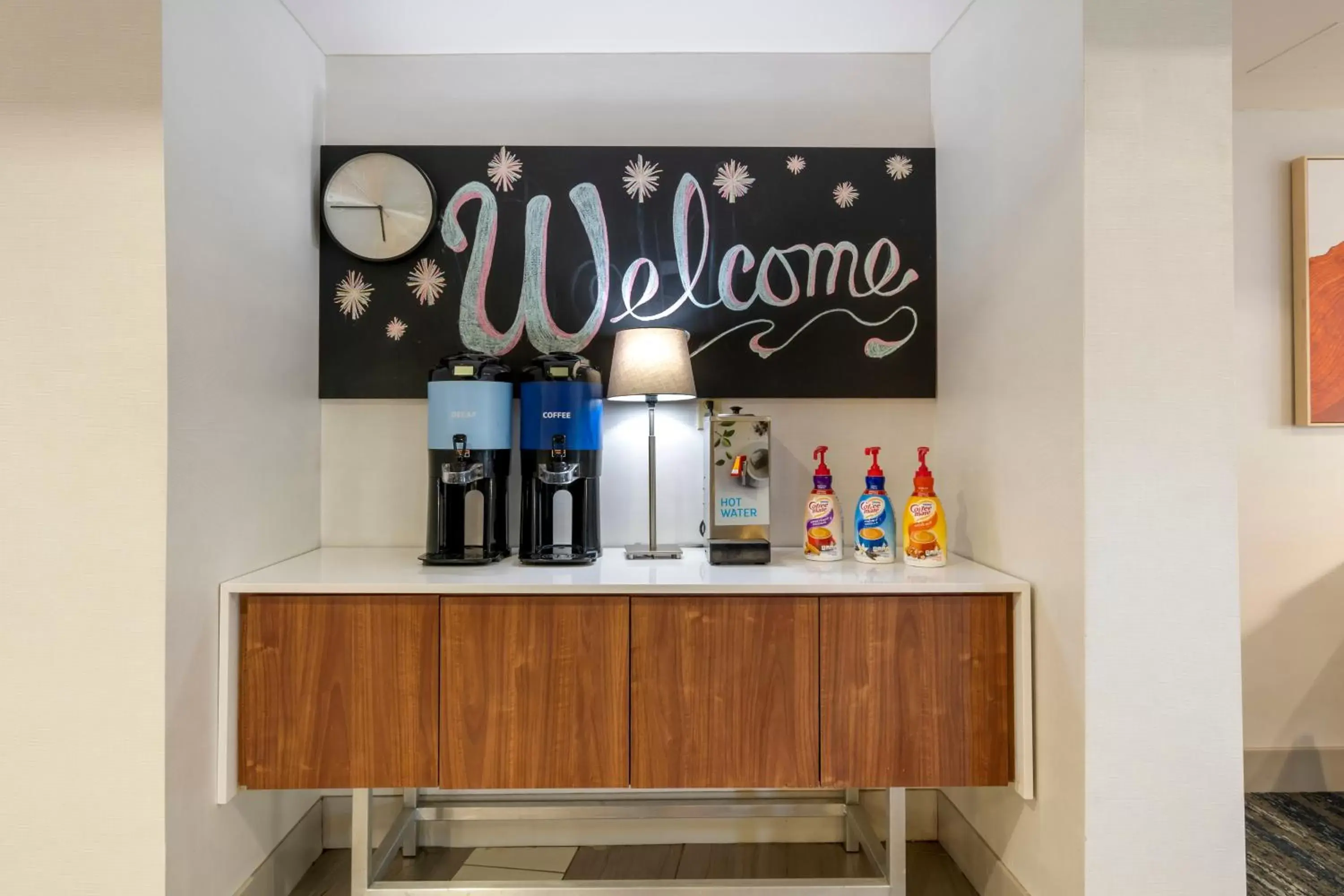 Coffee/tea facilities, Kitchen/Kitchenette in Holiday Inn Express Hotel & Suites - The Villages, an IHG Hotel