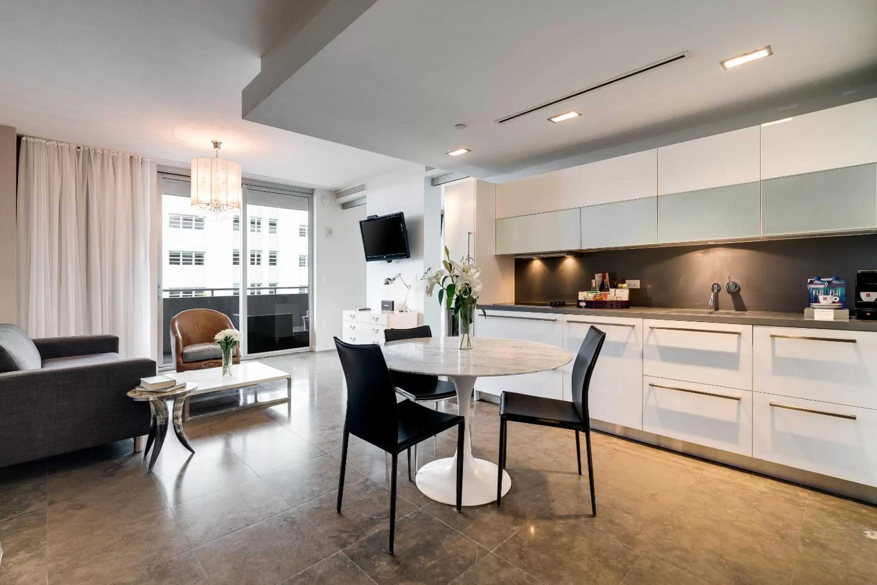 Kitchen or kitchenette, Dining Area in Boulan South Beach