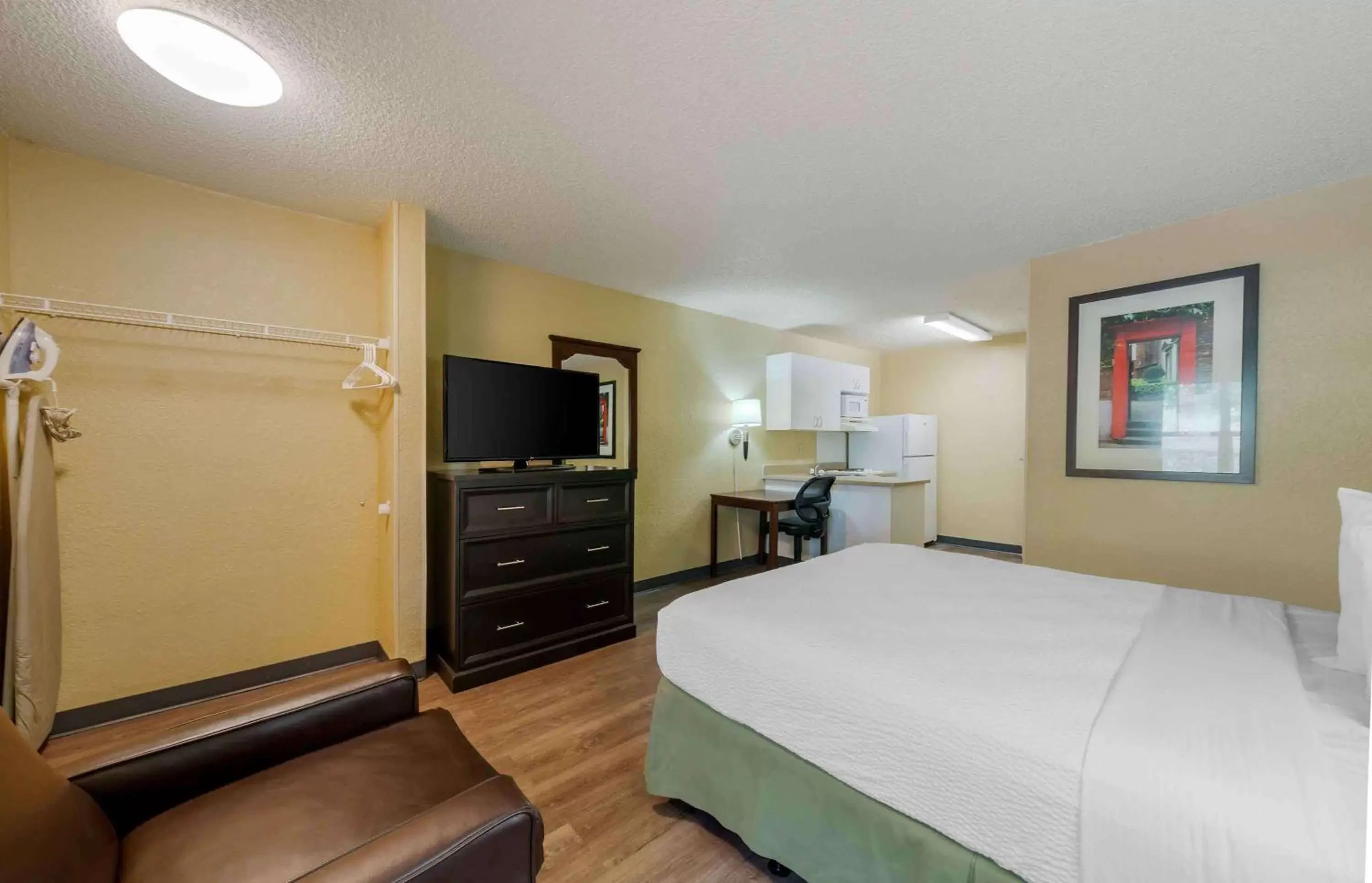 Bedroom, TV/Entertainment Center in Extended Stay America Suites - Fort Lauderdale - Cypress Creek - Andrews Ave