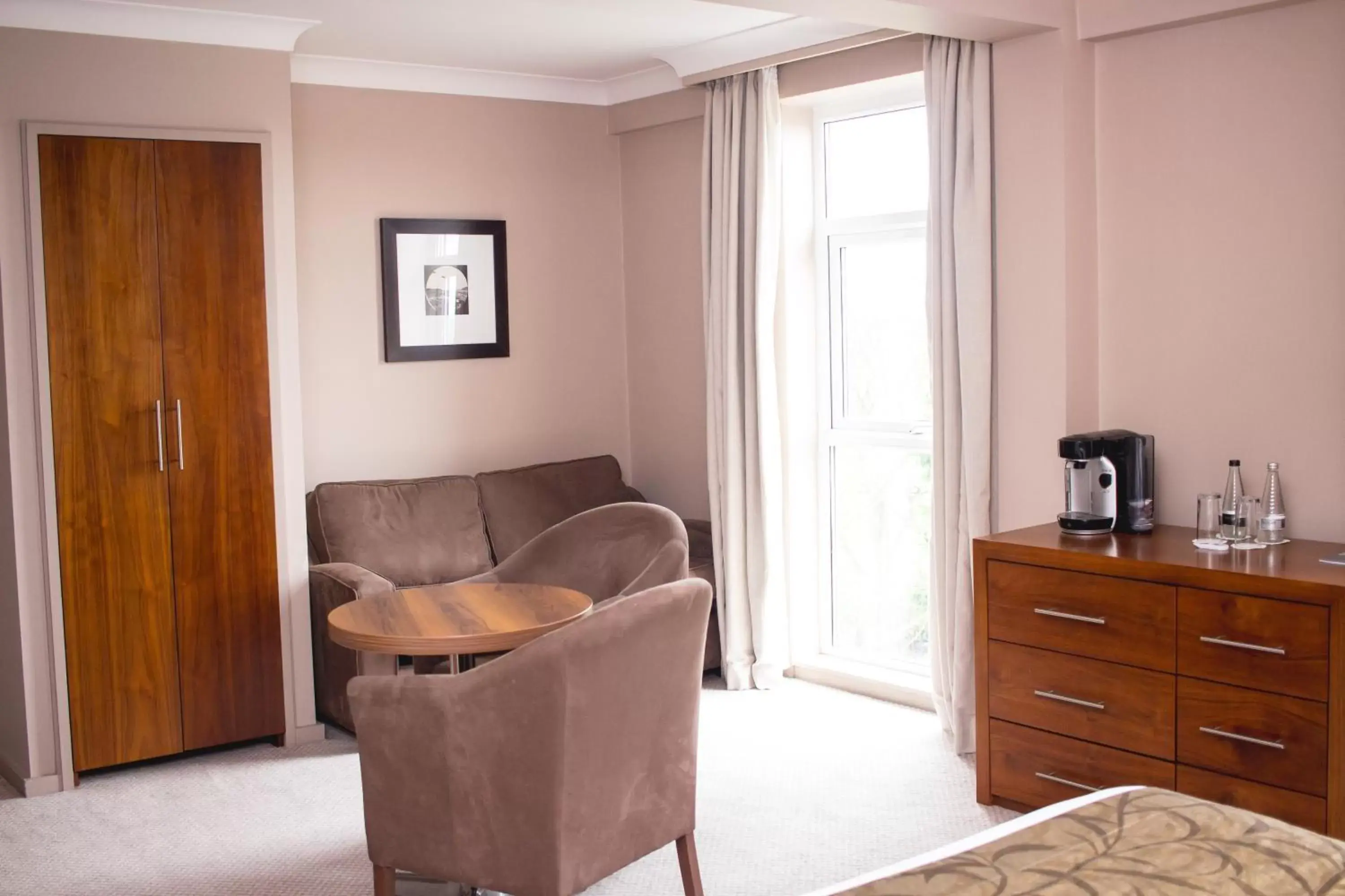 Photo of the whole room, Seating Area in Humber Royal Hotel