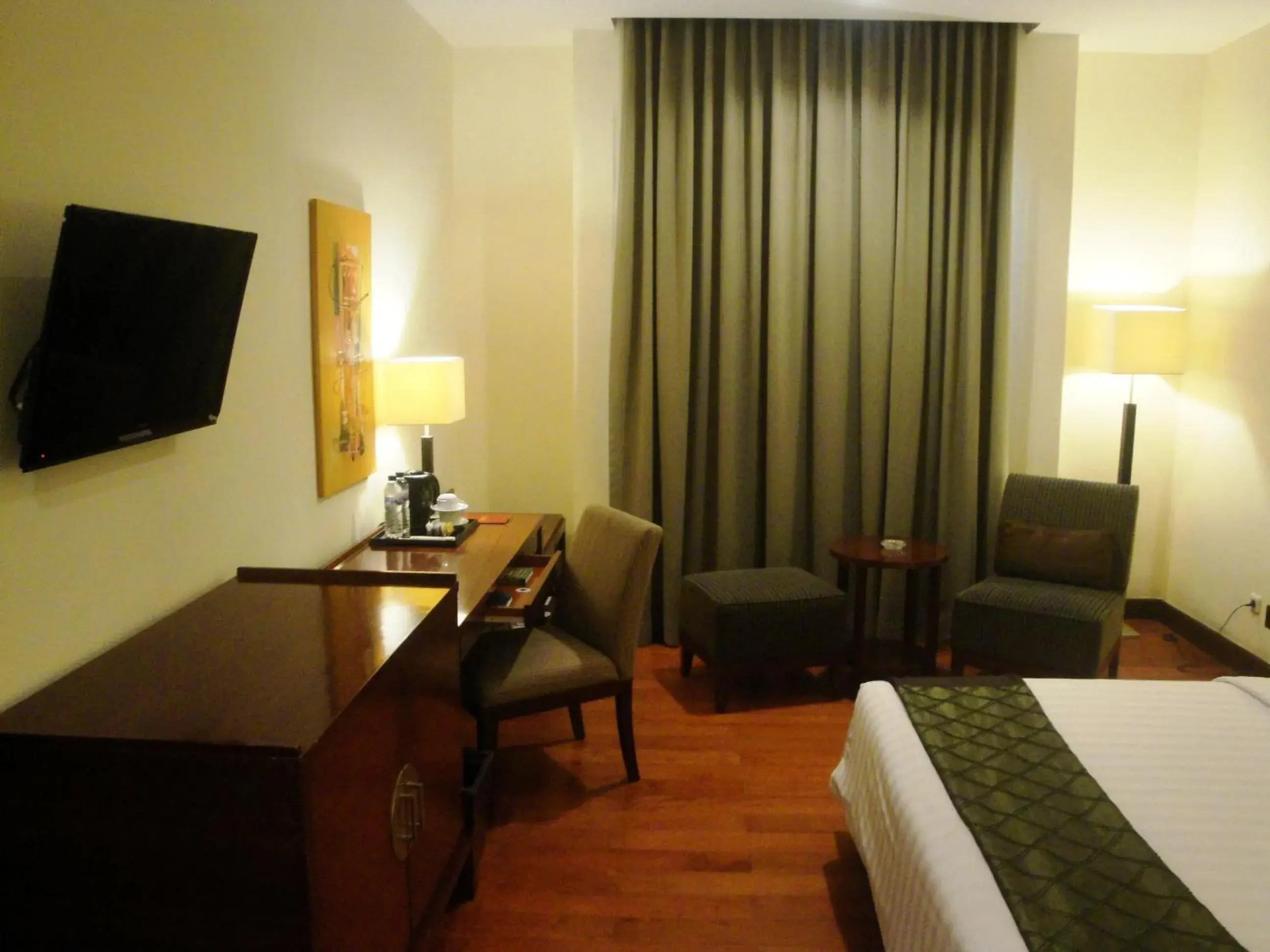 Bedroom, TV/Entertainment Center in Manado Quality Hotel