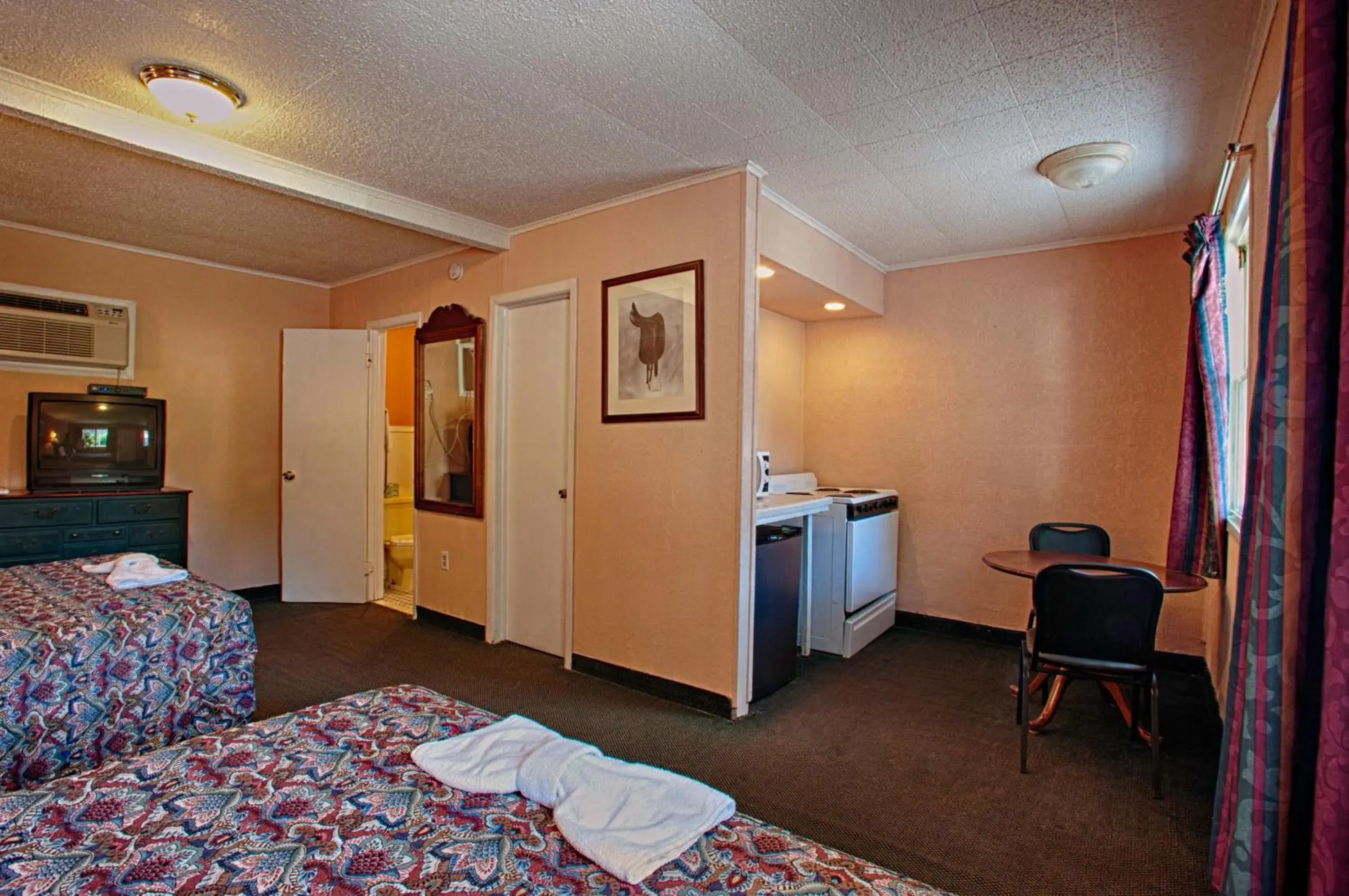 Bedroom, TV/Entertainment Center in Economy Motel Inn and Suites Somers Point