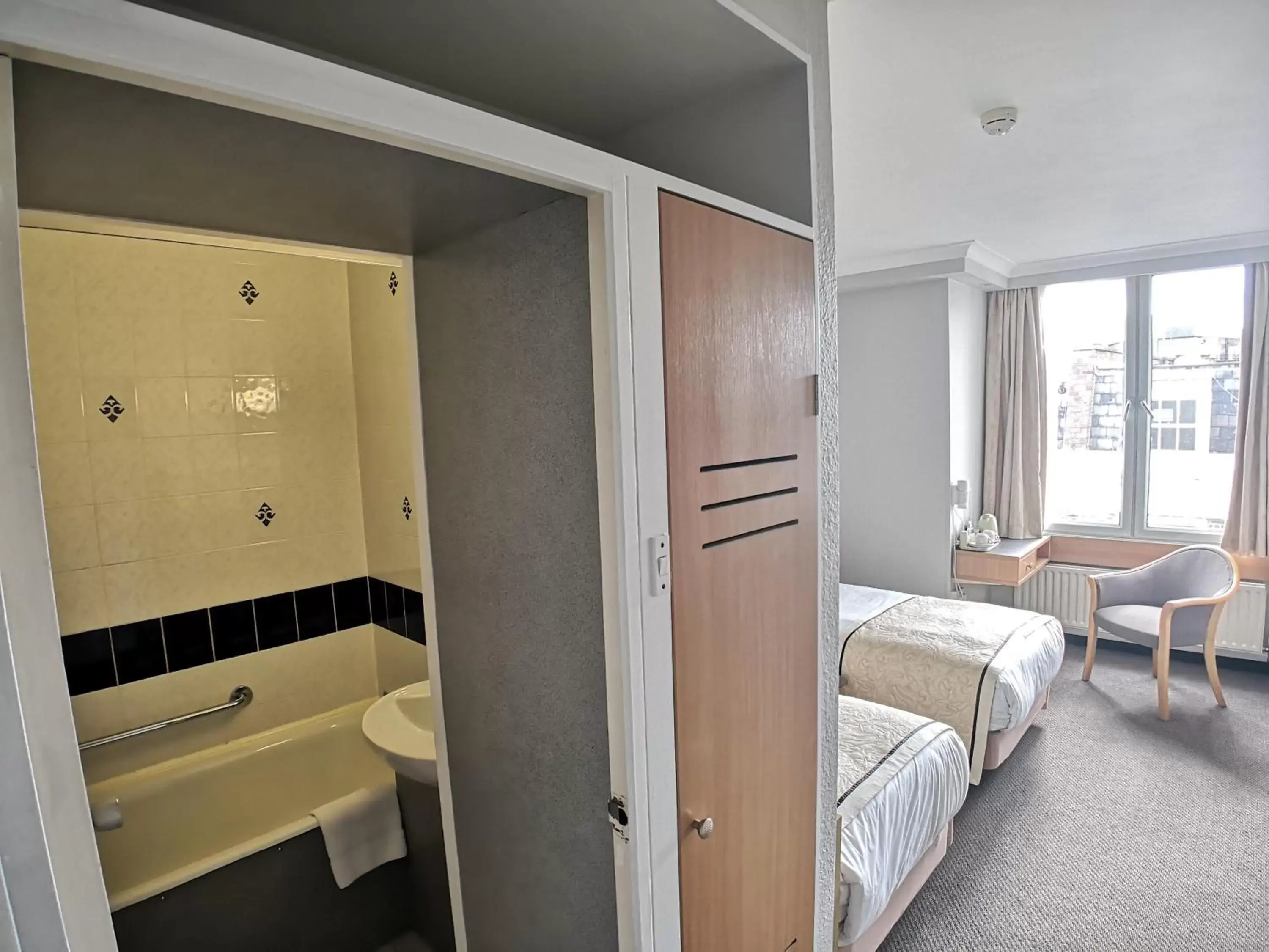 Bed, Bathroom in Lancaster Hall Hotel