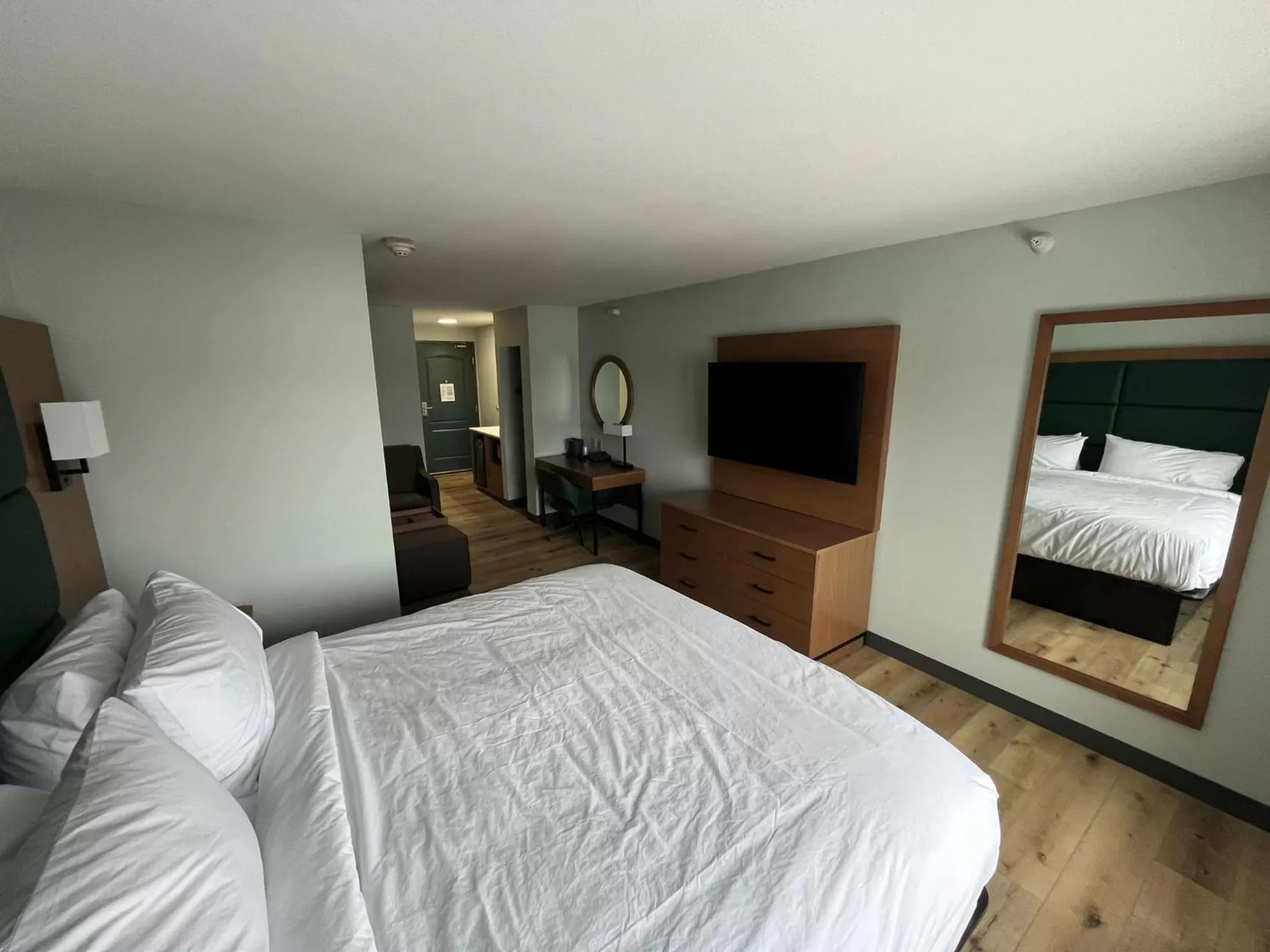 Photo of the whole room, Bed in Wingate By Wyndham Mansfield Ontario