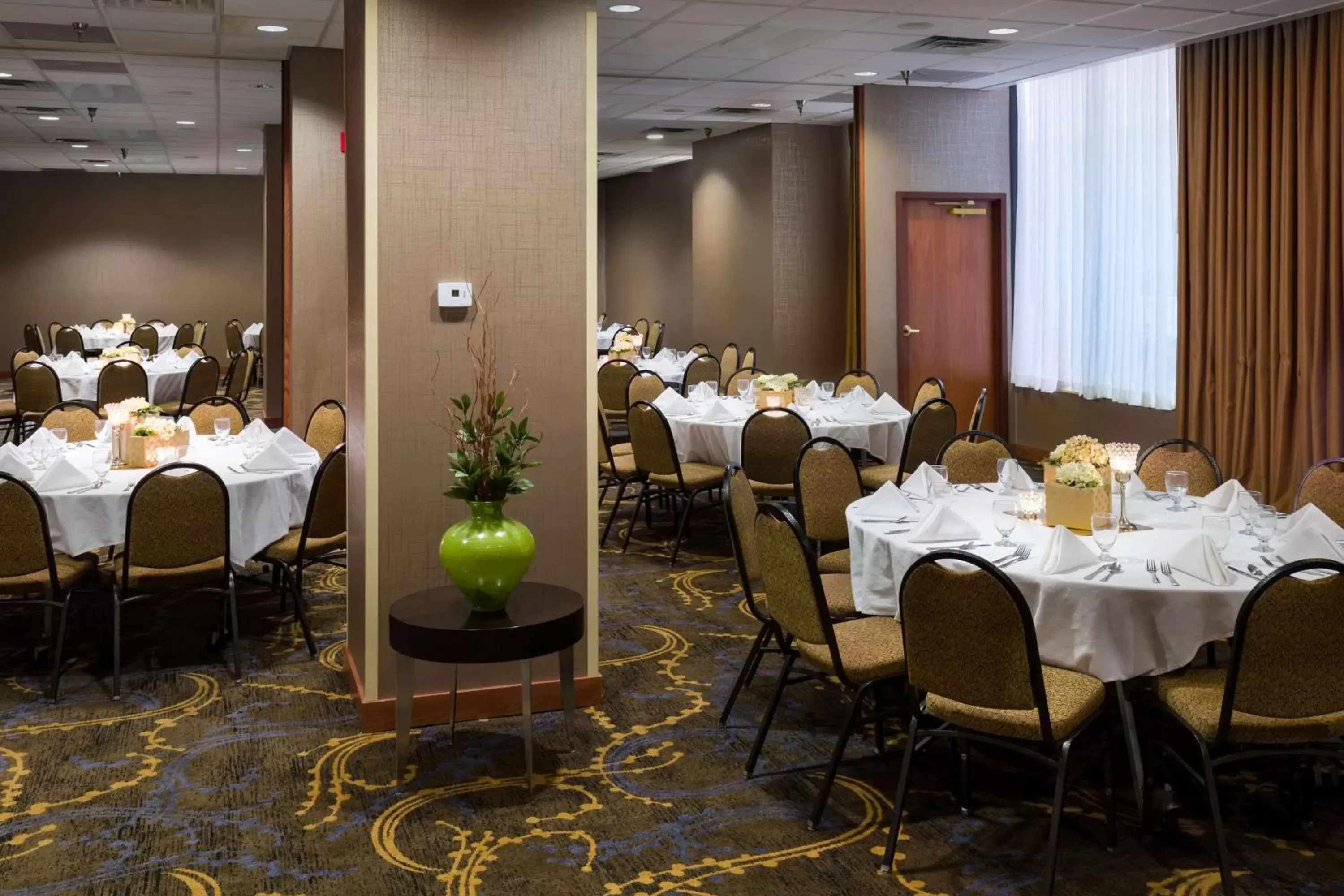 Banquet/Function facilities, Restaurant/Places to Eat in Radisson Hotel Bismarck