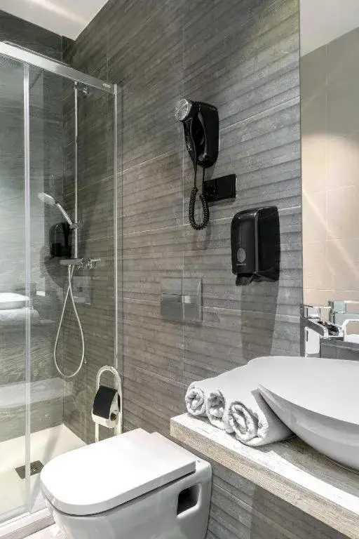 Shower, Bathroom in Hostal Abadia Madrid