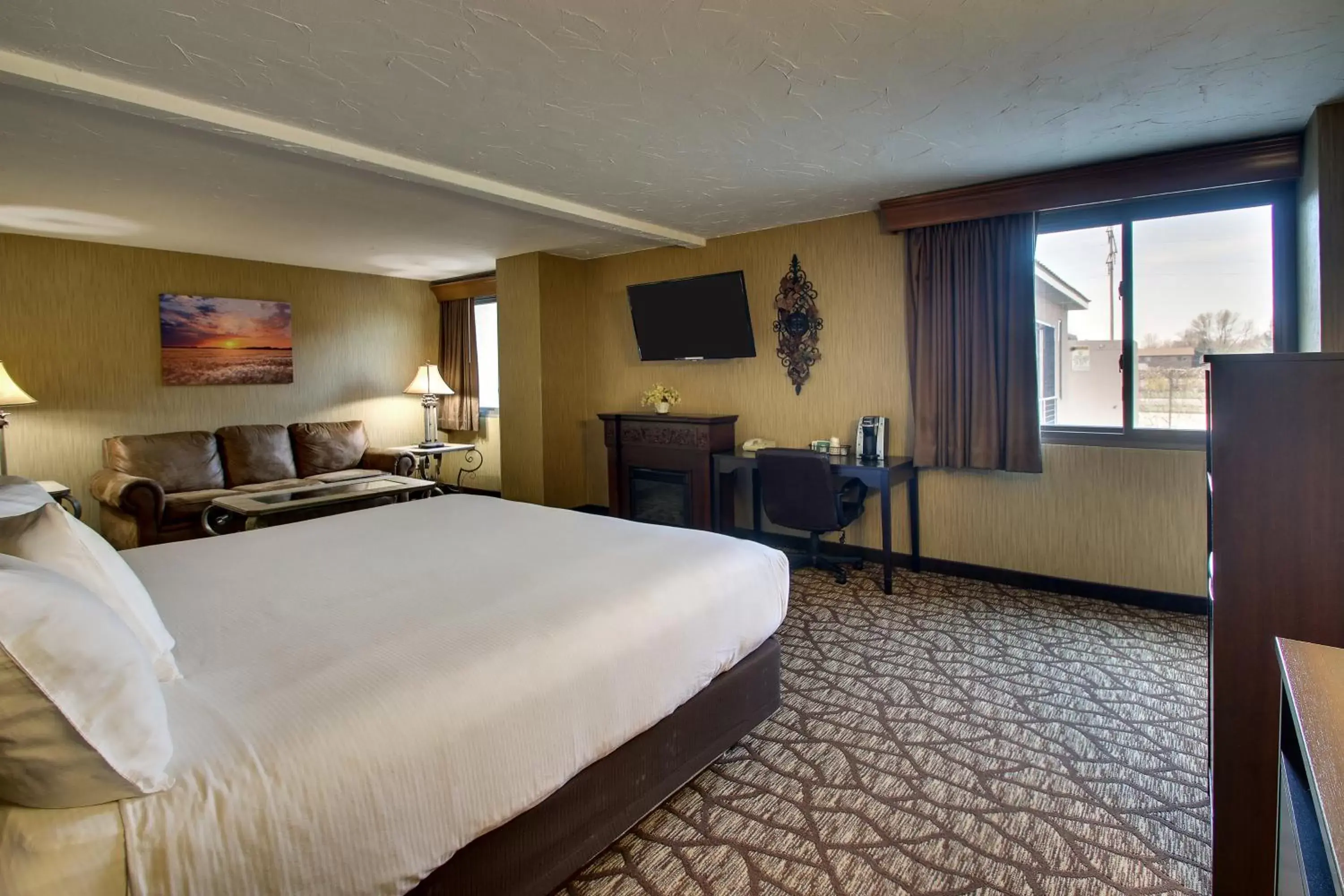 Bed in EverSpring Inn & Suites