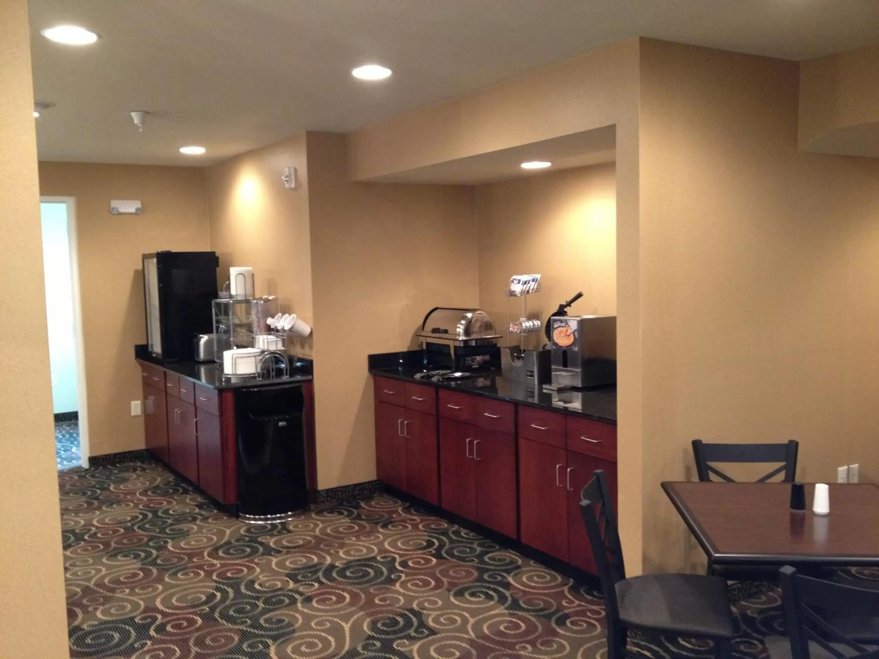 American breakfast, Kitchen/Kitchenette in Cobblestone Hotel & Suites - Newton