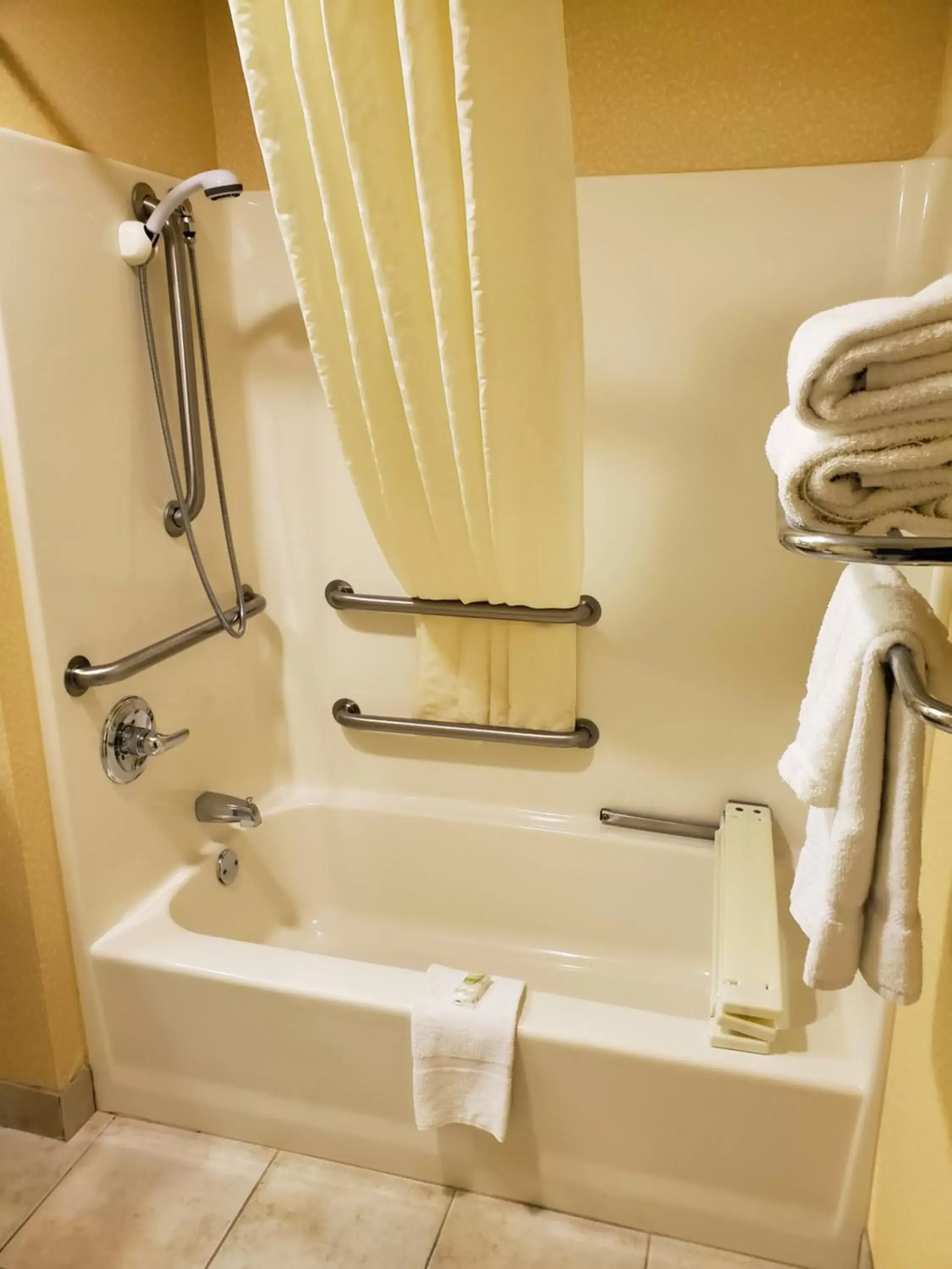 Shower, Bathroom in Boarders Inn & Suites by Cobblestone Hotels - Shawano