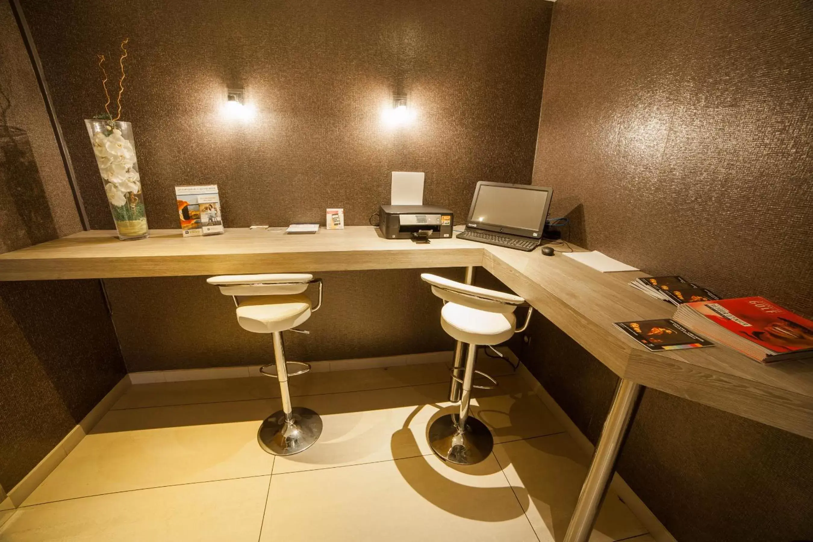 Seating area, Bathroom in Best Western Plus Evreux Palais Des Congrès