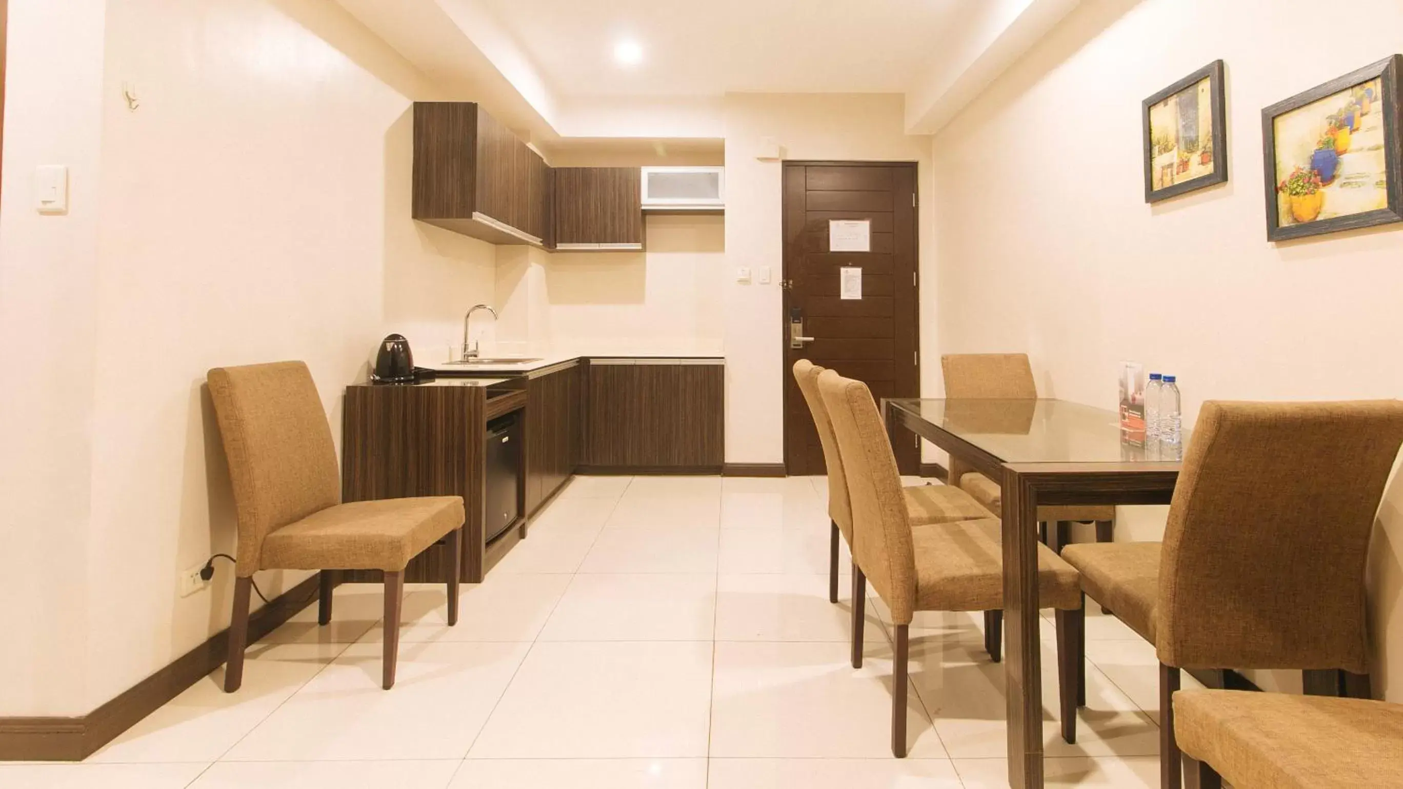 Seating area, Dining Area in RedDoorz Premium @ West Avenue Quezon City