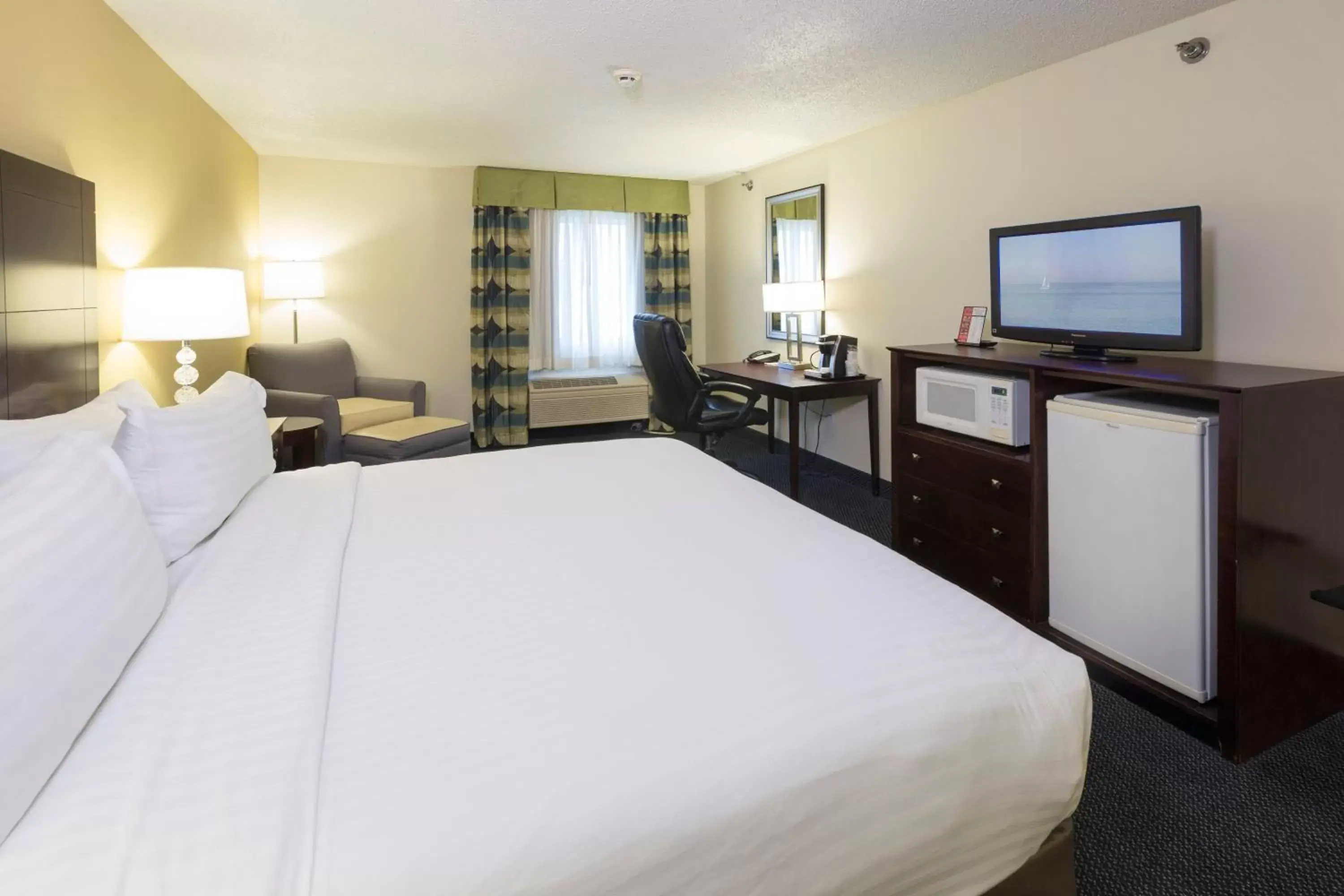 Photo of the whole room, Bed in Holiday Inn Express Hotel & Suites-Saint Joseph, an IHG Hotel