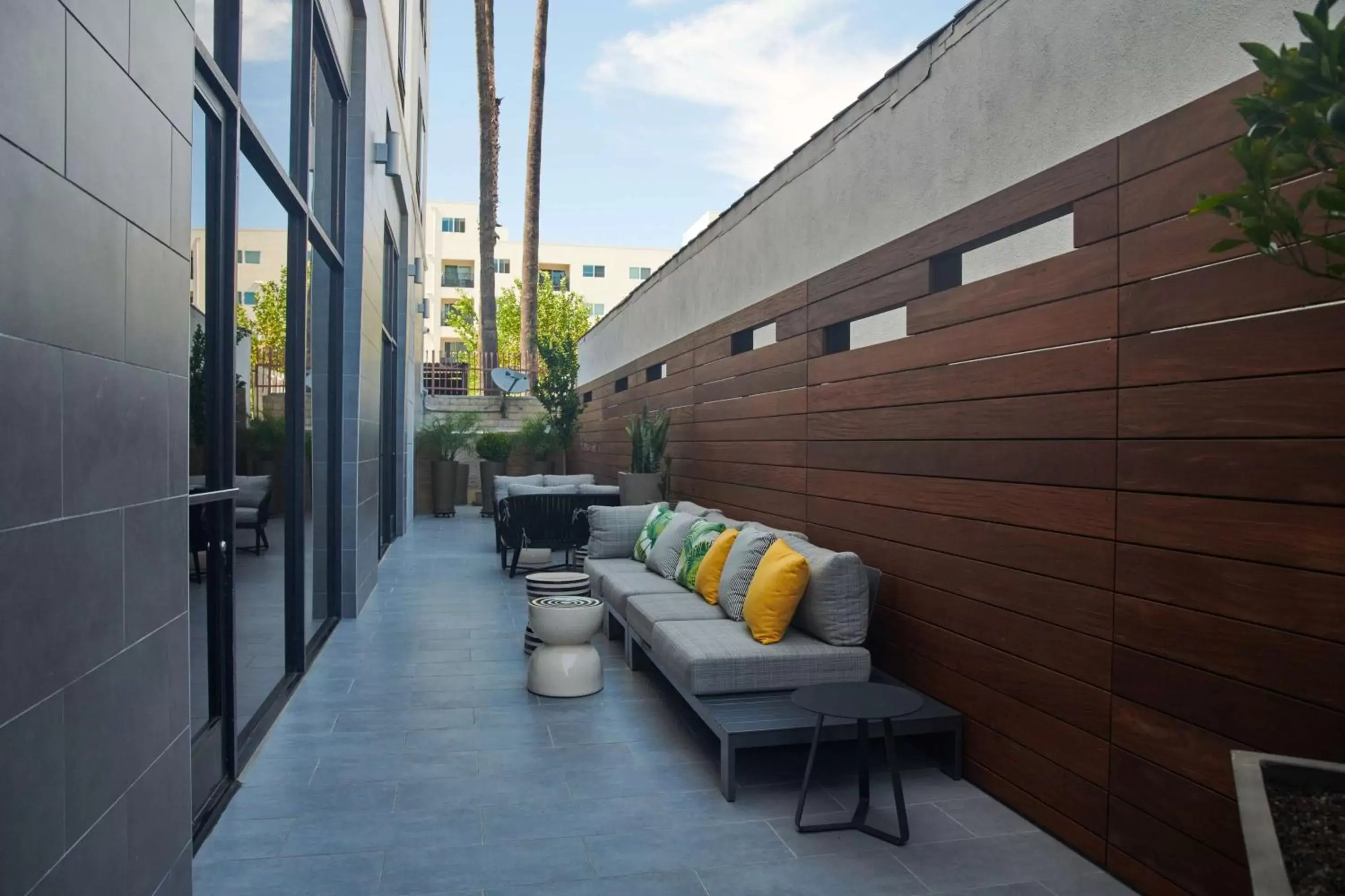 Patio in Hampton Inn & Suites Sherman Oaks