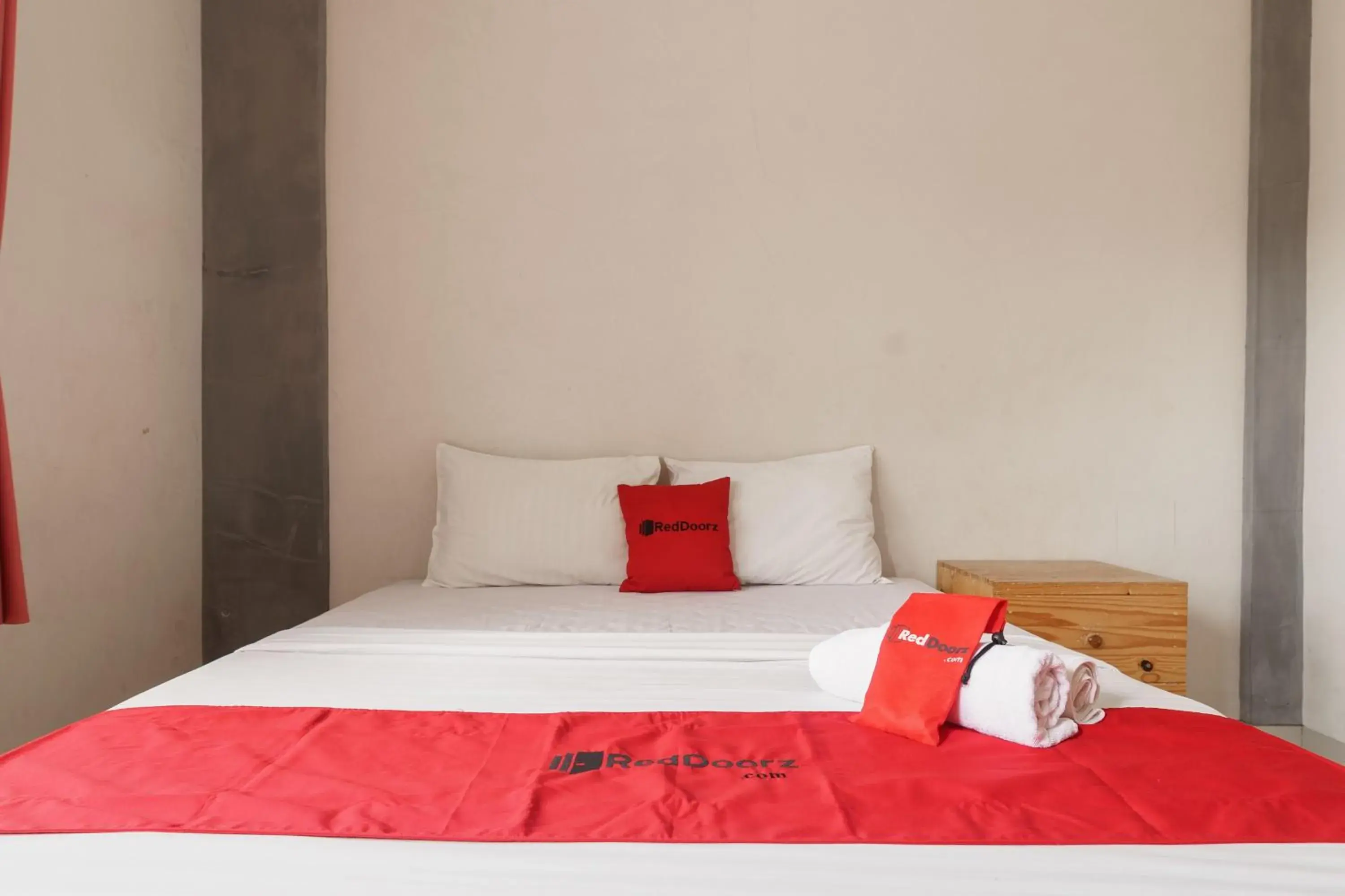 Bed in RedDoorz Plus at Hotel Negeri Baru Lodaya Puncak