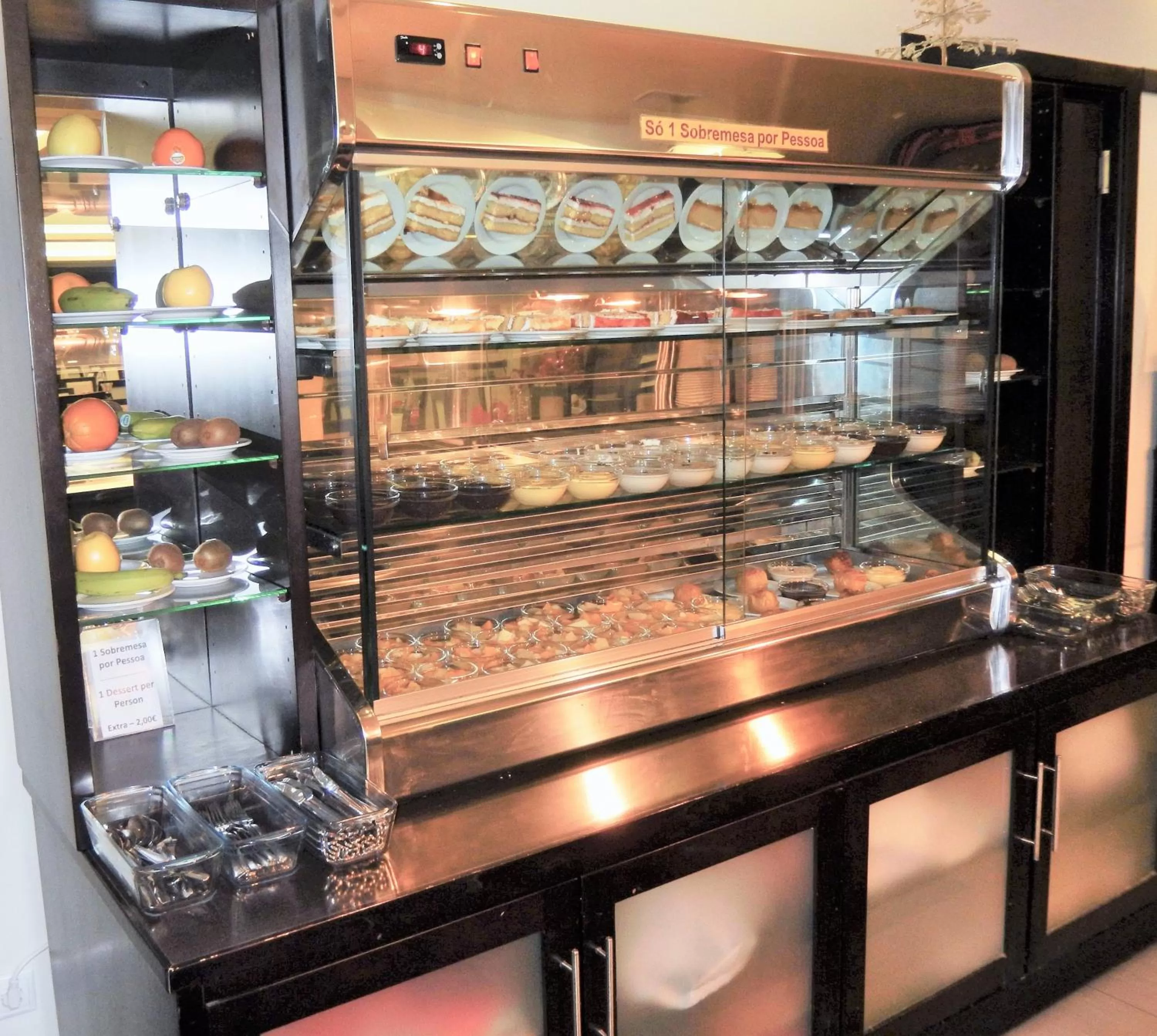 Restaurant/places to eat, Supermarket/Shops in Hotel Aleluia