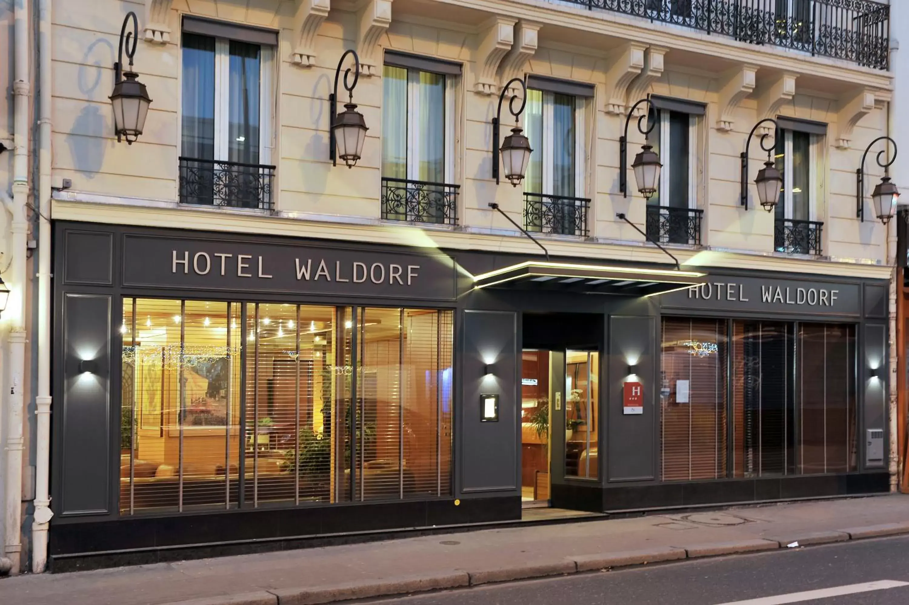 Facade/entrance in Waldorf Montparnasse Facade/entrance in Waldorf Montparnasse