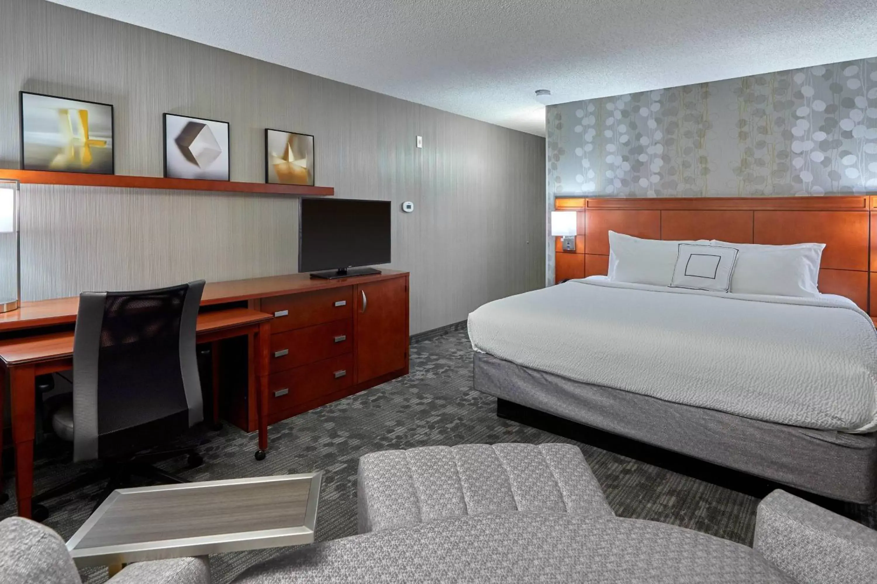 Photo of the whole room, Bed in Courtyard by Marriott Eugene Springfield