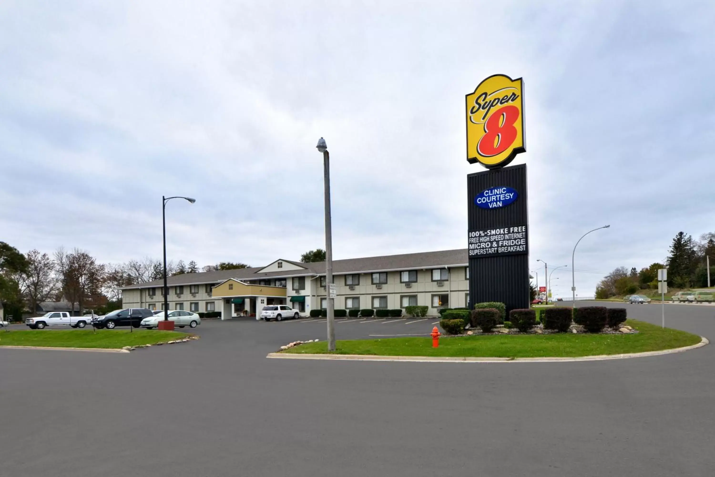 Facade/entrance, Property Building in Super 8 by Wyndham Rochester Mayo Clinic Area